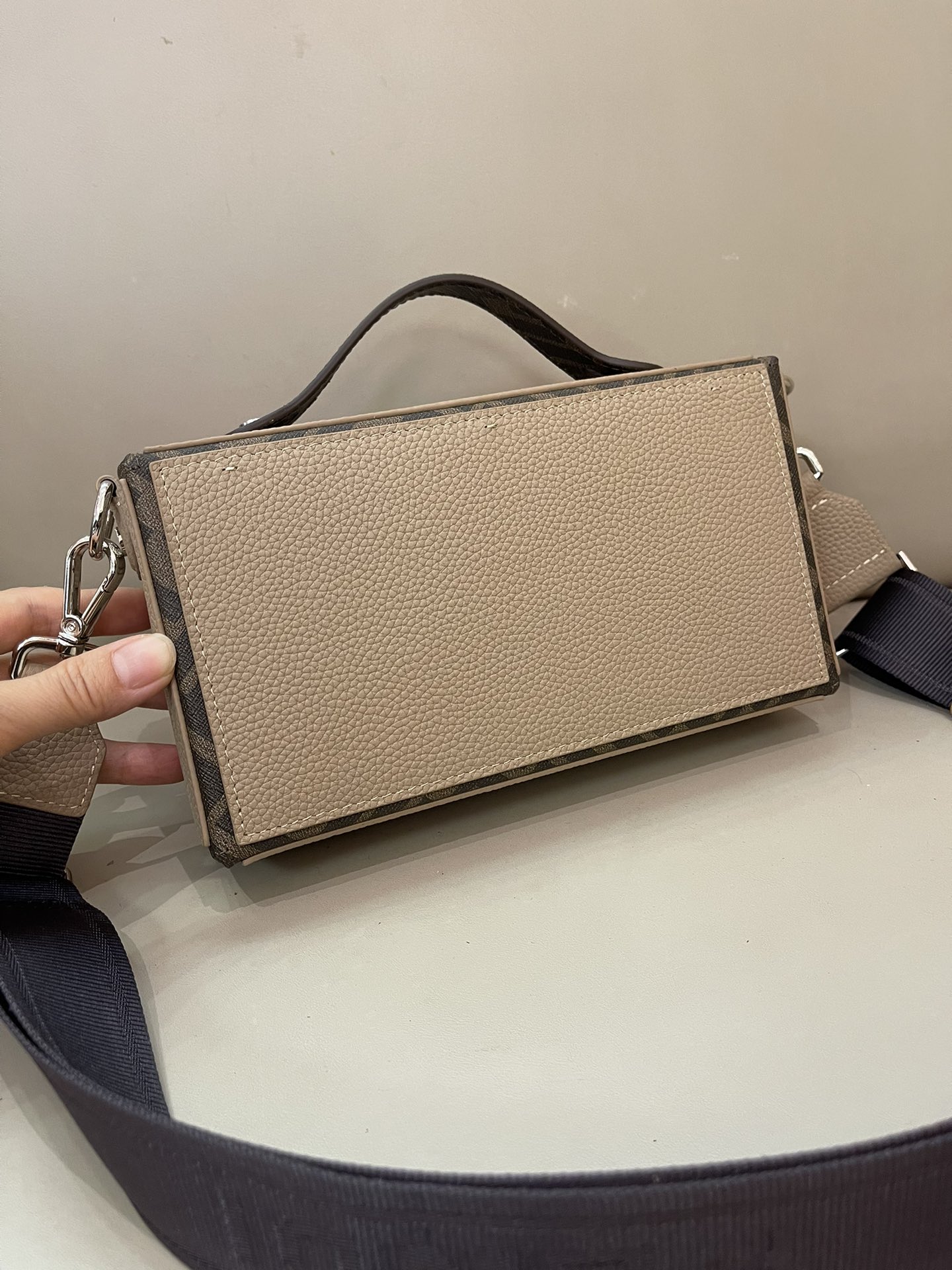 [TOP] FENDI Box Bag 22x13x6.5cm - Beige