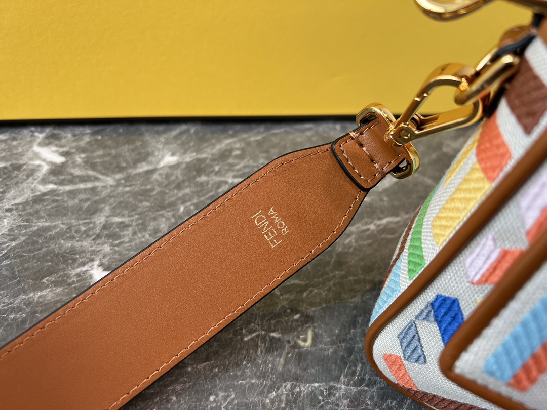 [TOP] FENDI Linen Baguette Bag 26cm - Beige