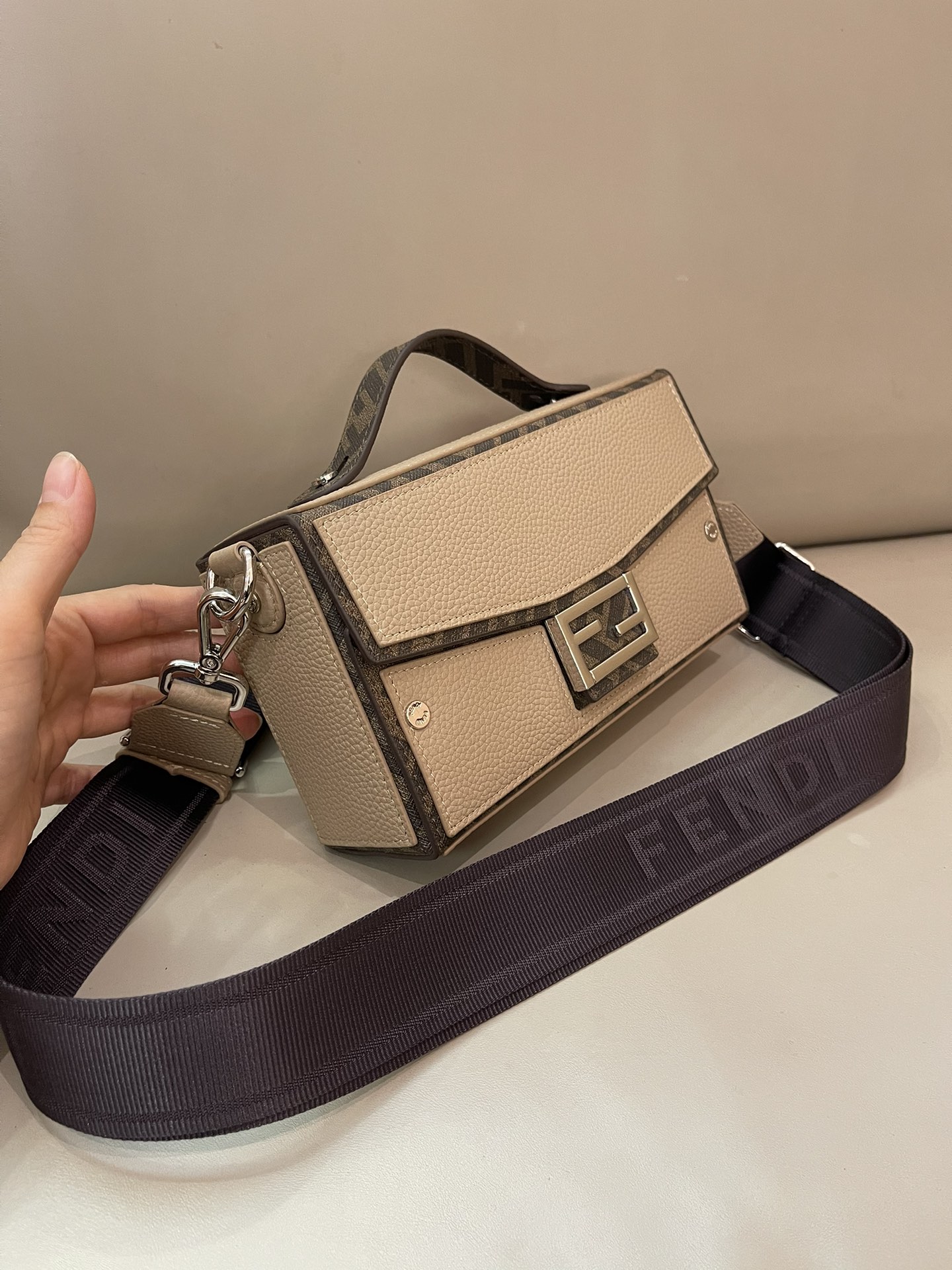 [TOP] FENDI Box Bag 22x13x6.5cm - Beige