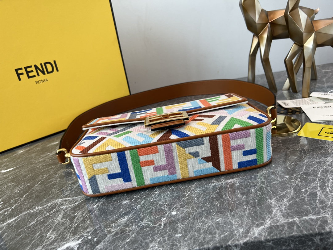 [TOP] FENDI Linen Baguette Bag 26cm - Beige