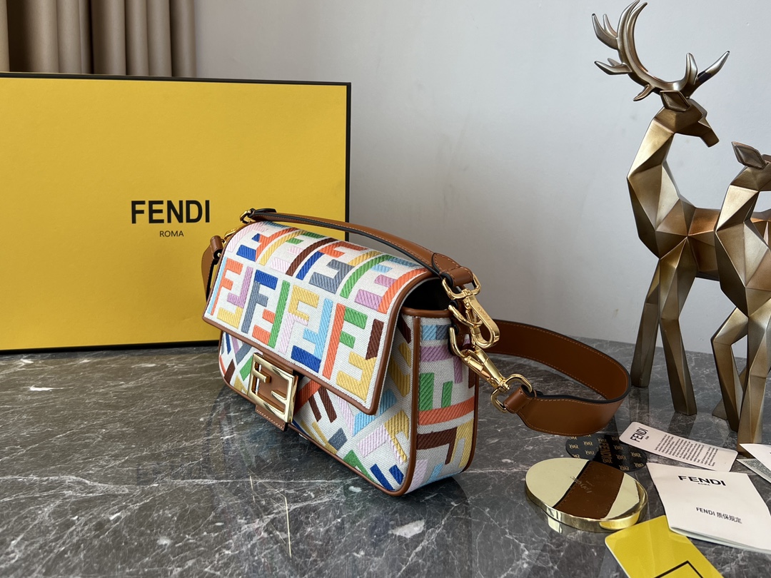 [TOP] FENDI Linen Baguette Bag 26cm - Beige