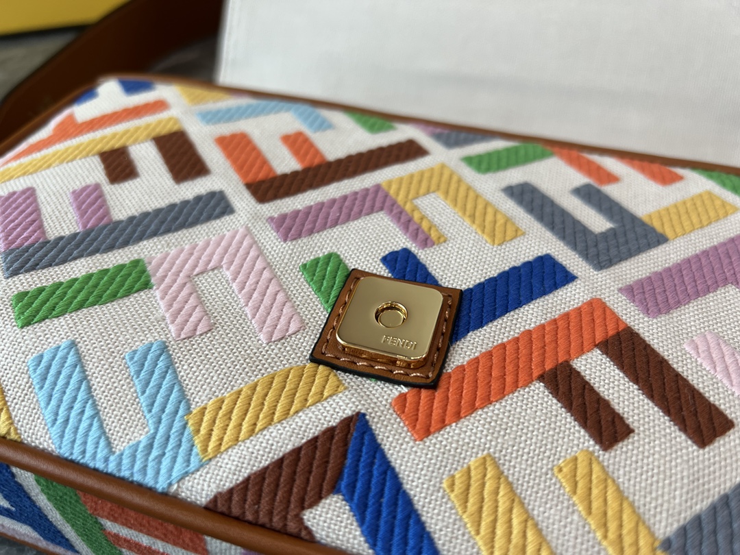 [TOP] FENDI Linen Baguette Bag 26cm - Beige