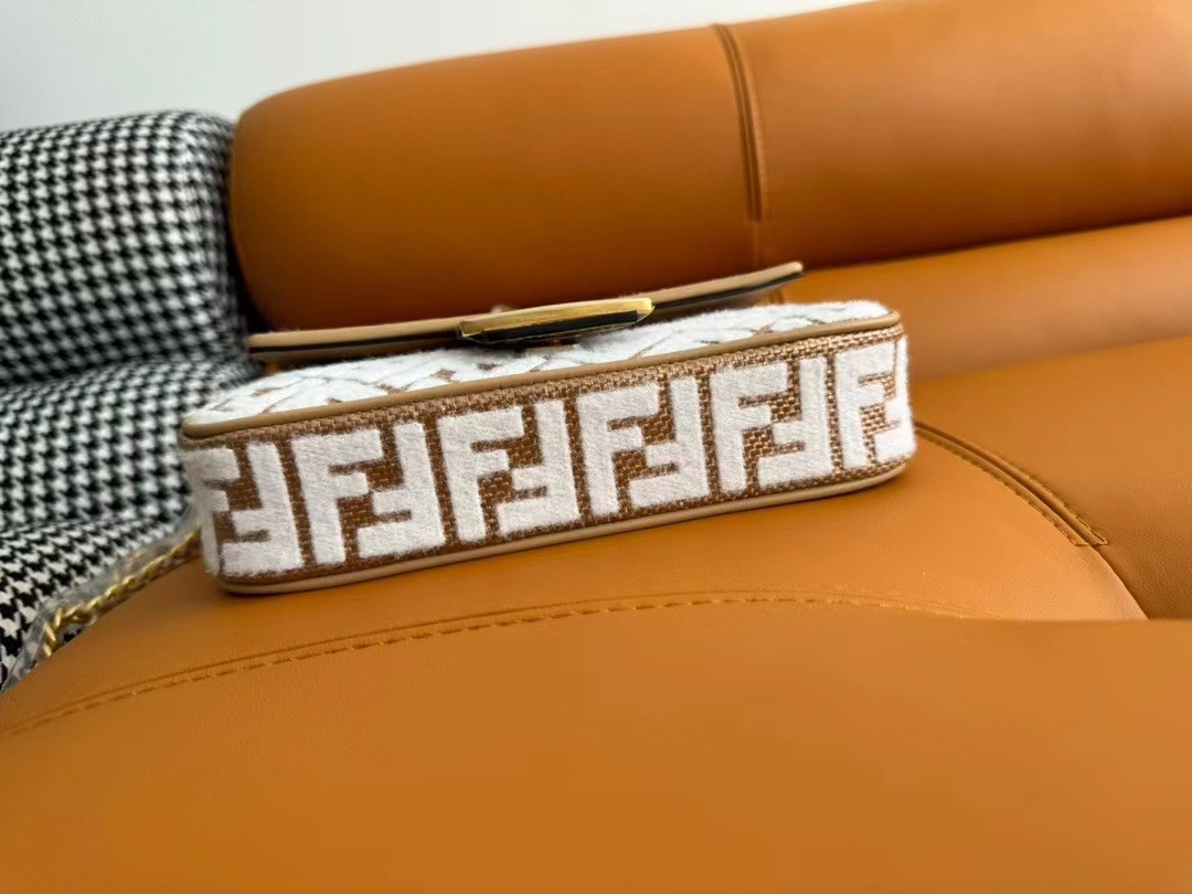 [TOP] FENDI Raffia Weaving Baguette Bag 24x14.5x7cm - Brown