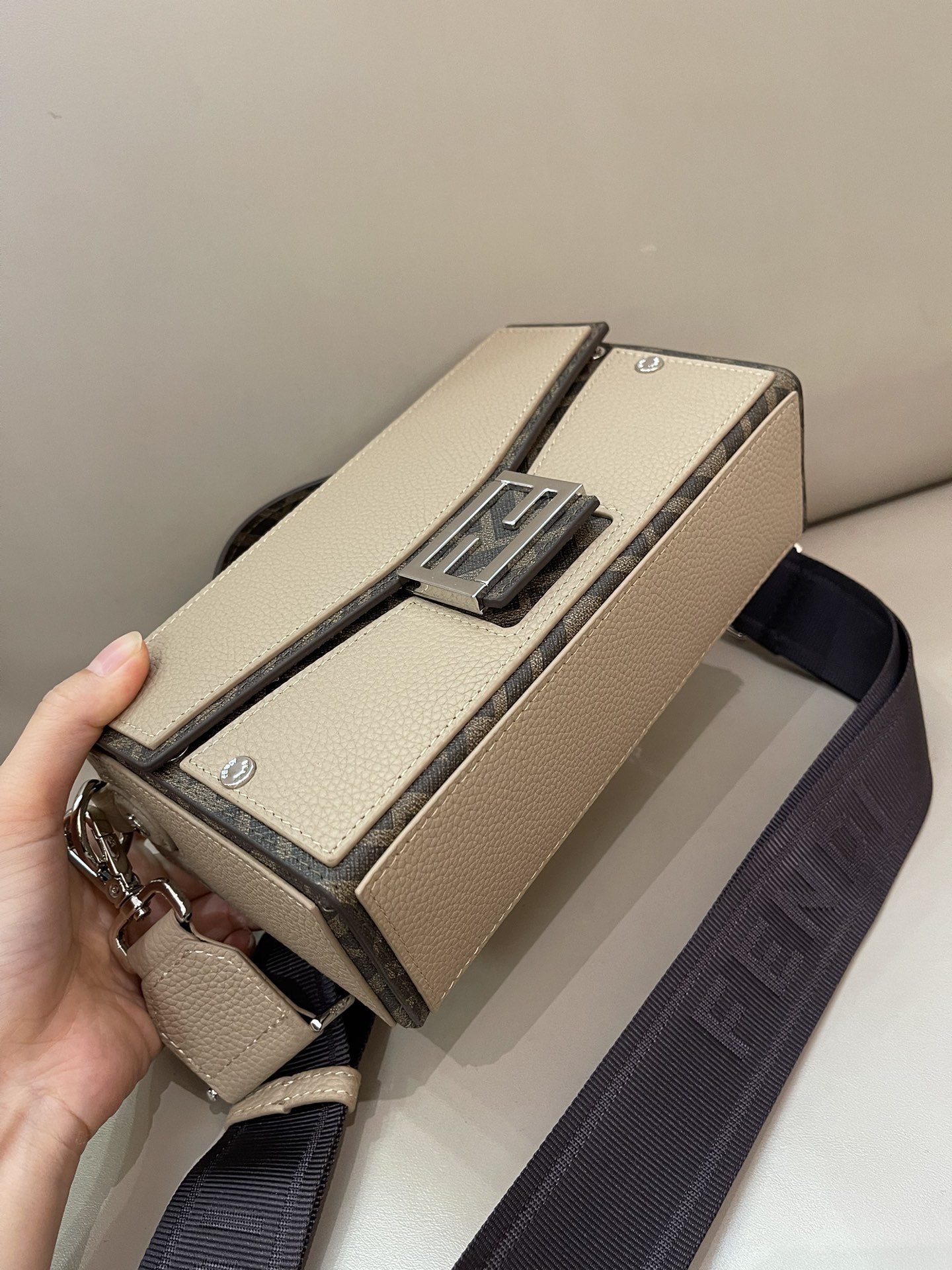 [TOP] FENDI Box Bag 22x13x6.5cm - Beige