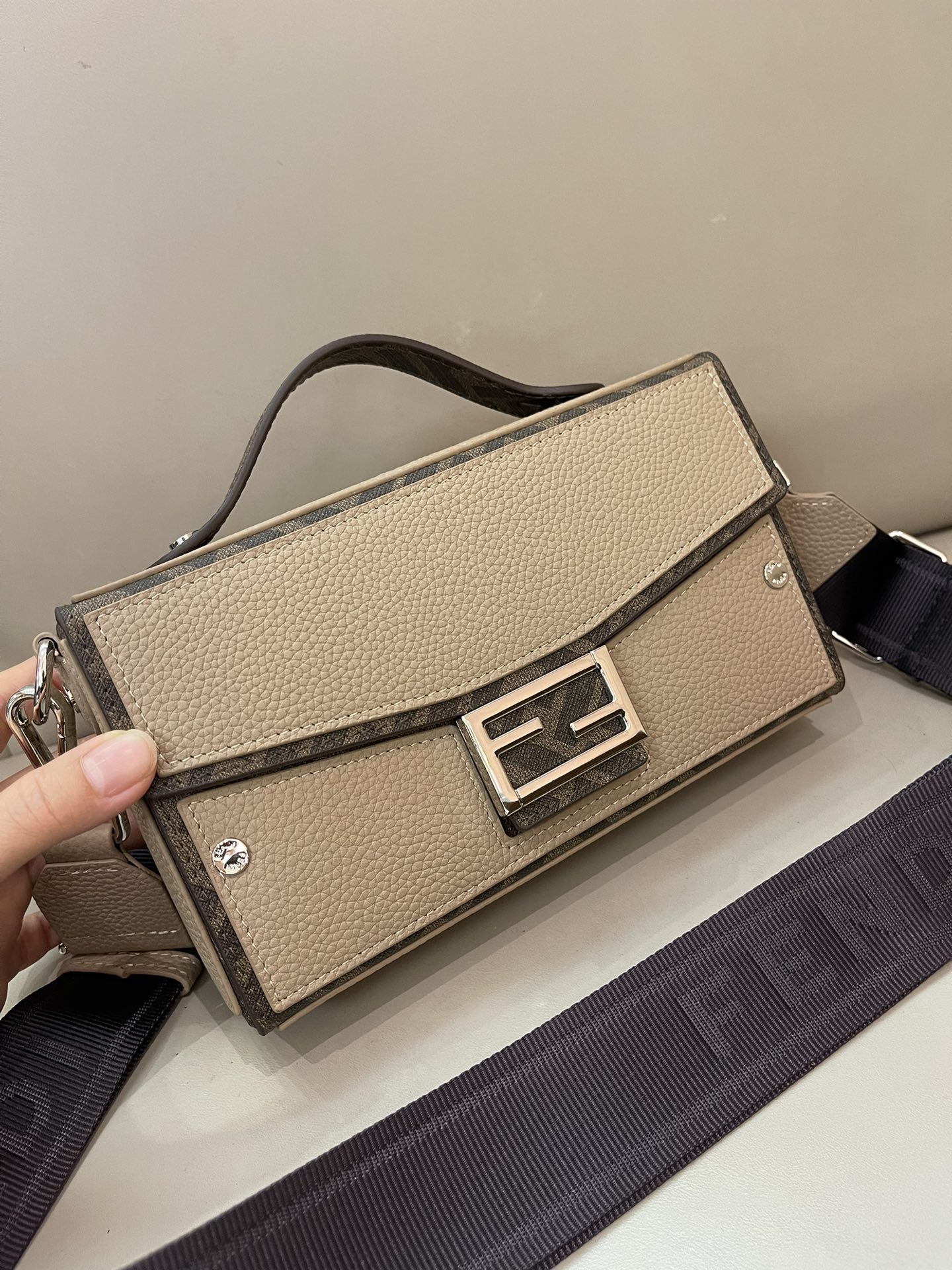 [TOP] FENDI Box Bag 22x13x6.5cm - Beige