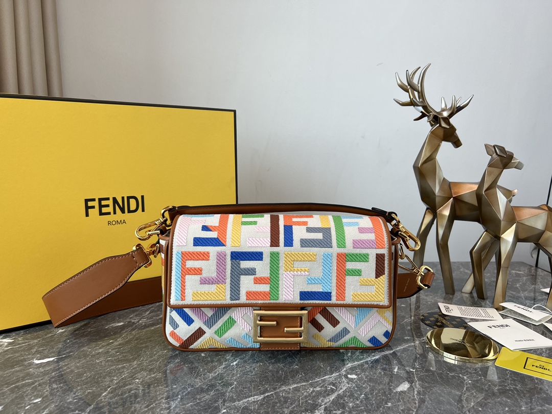 [TOP] FENDI Linen Baguette Bag 26cm - Beige