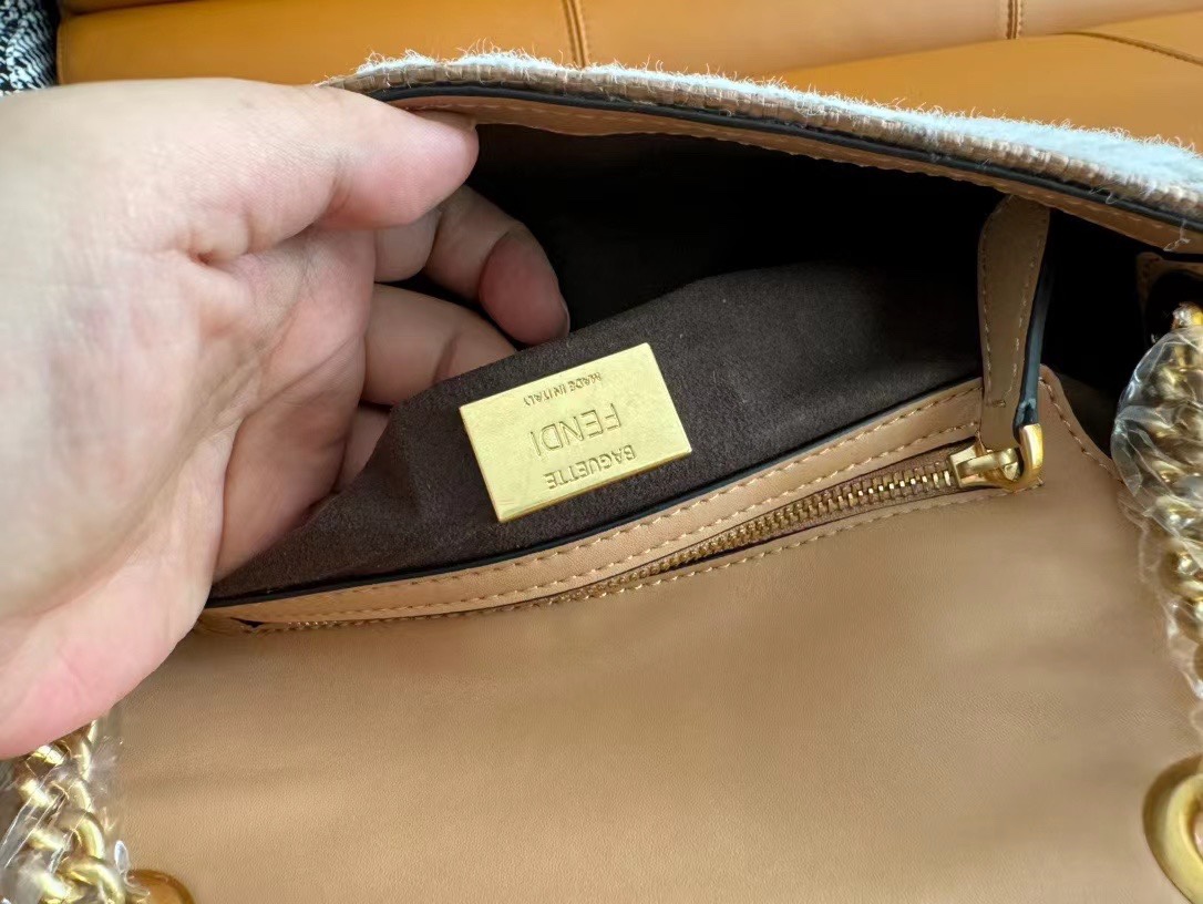 [TOP] FENDI Raffia Weaving Baguette Bag 24x14.5x7cm - Brown