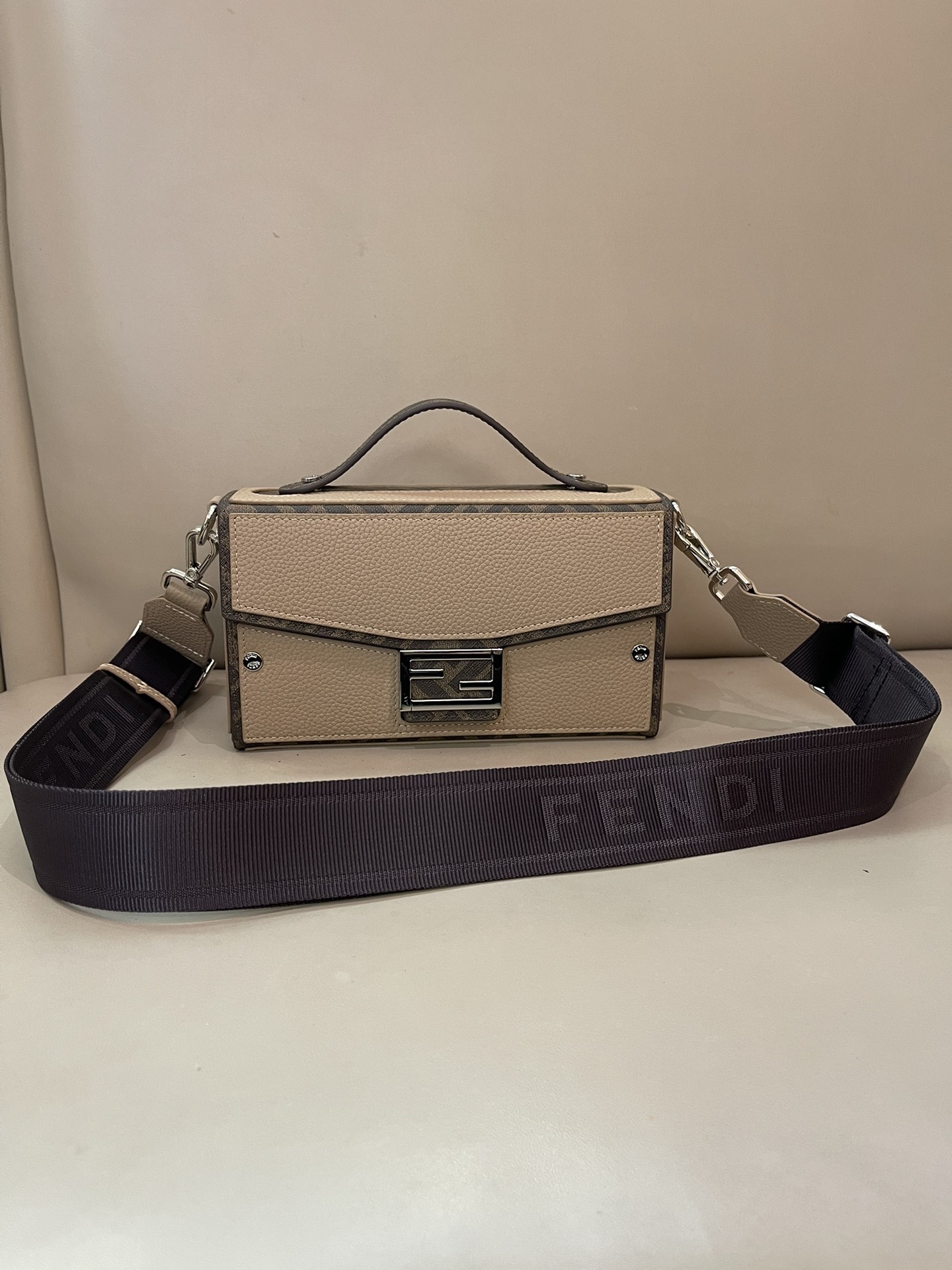 [TOP] FENDI Box Bag 22x13x6.5cm - Beige
