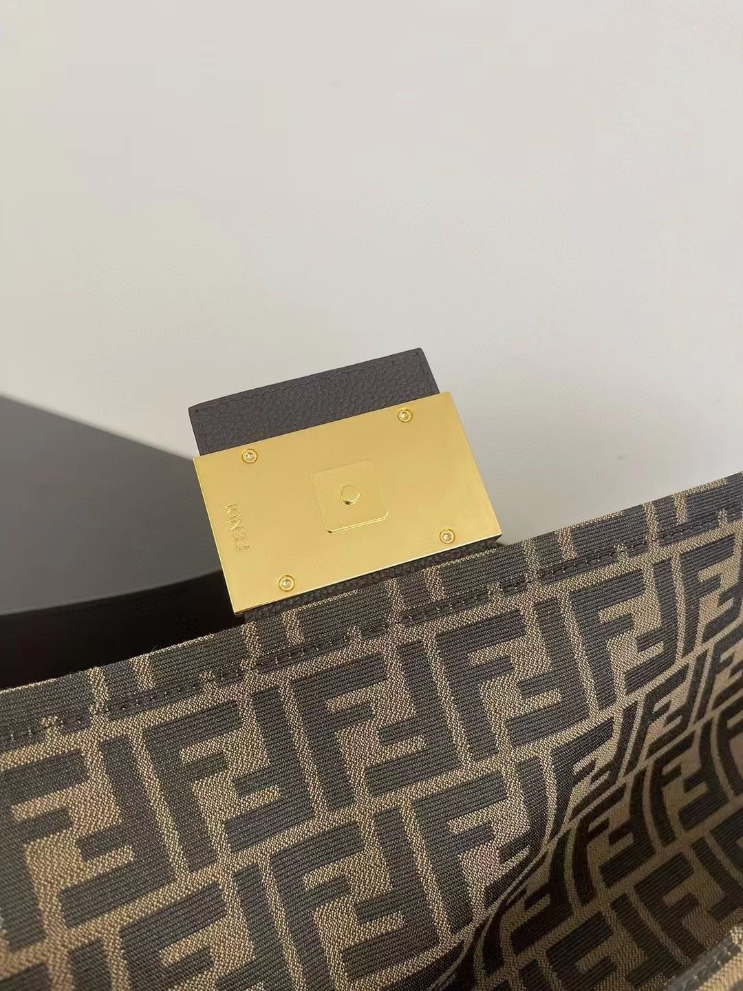 [TOP] FENDI FF Baguette Bag 40x8x22cm - Brown