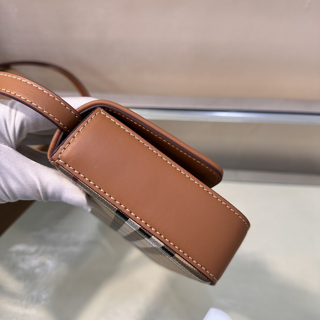 [TOP] BURBERRY Note Bag 20 x 4.7× 13.5cm-Beige