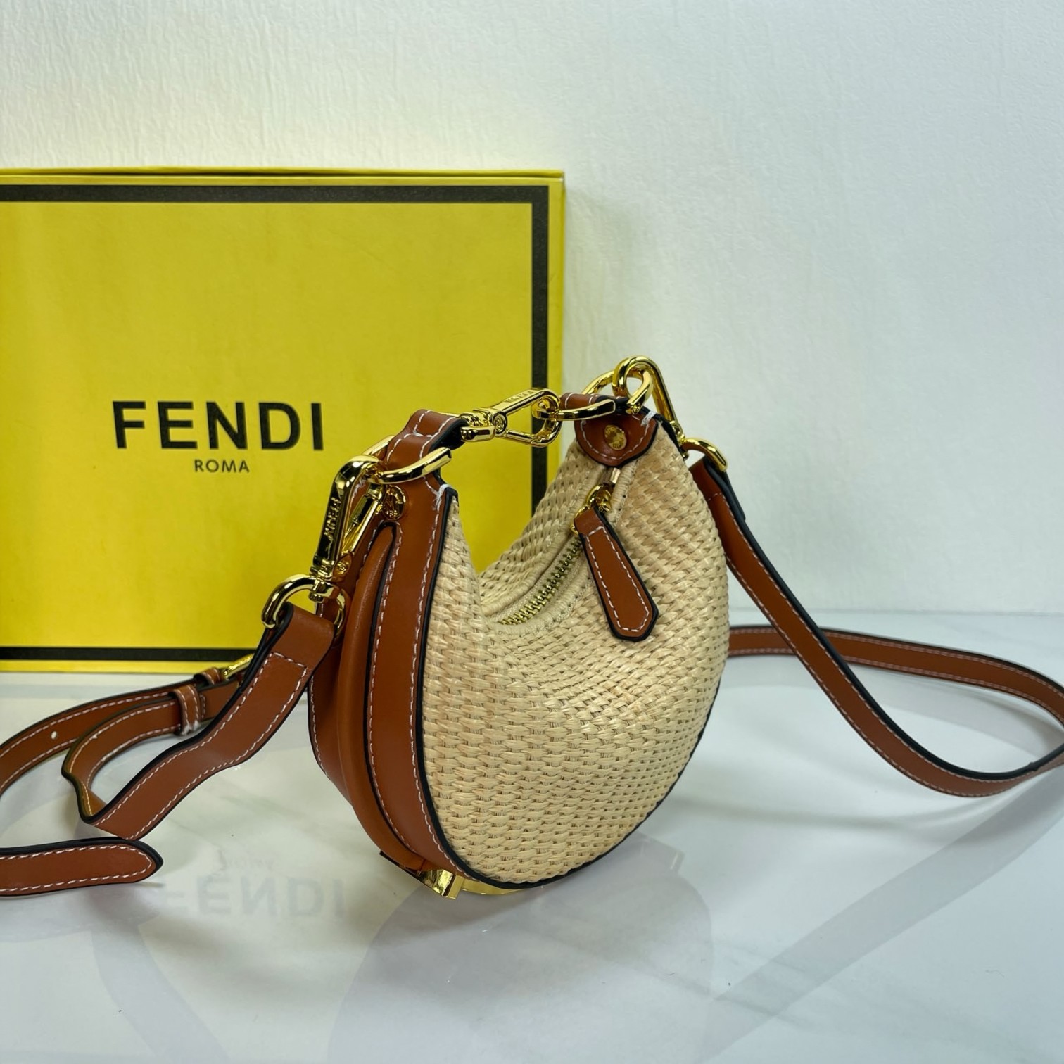 [TOP] FENDI Small Straw Weaving Fendigraphy Bag 16.5x14x5cm - Beige&GHW