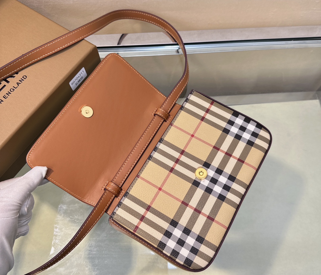 [TOP] BURBERRY Note Bag 20 x 4.7× 13.5cm-Beige