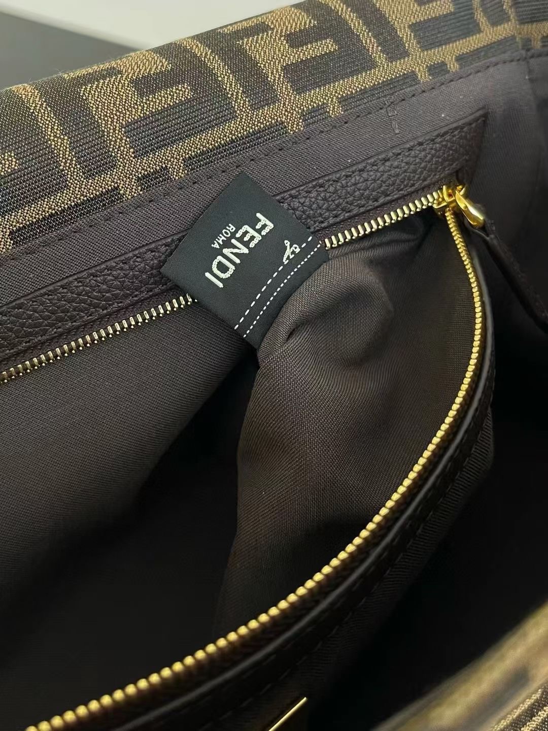 [TOP] FENDI FF Baguette Bag 40x8x22cm - Brown