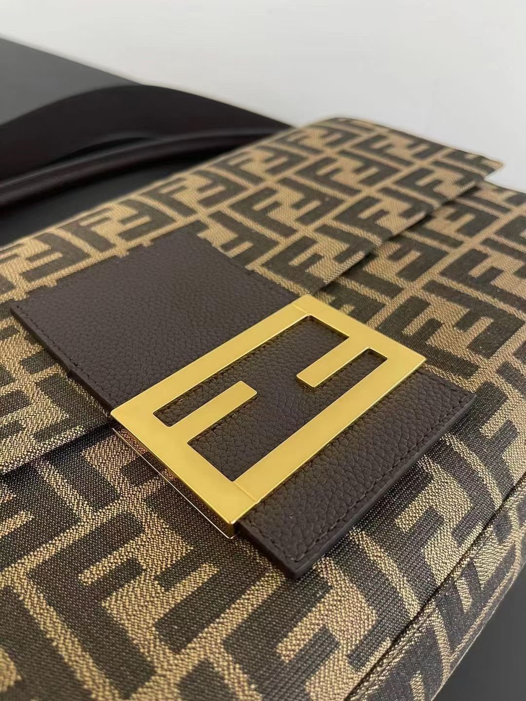 [TOP] FENDI FF Baguette Bag 40x8x22cm - Brown