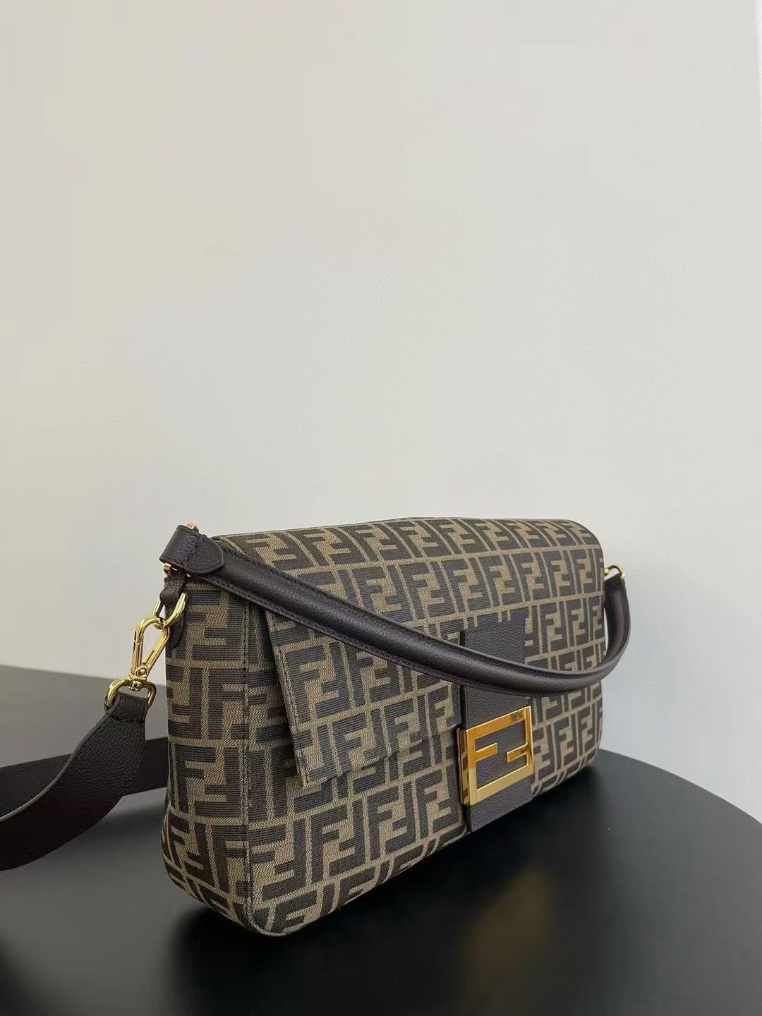 [TOP] FENDI FF Baguette Bag 40x8x22cm - Brown