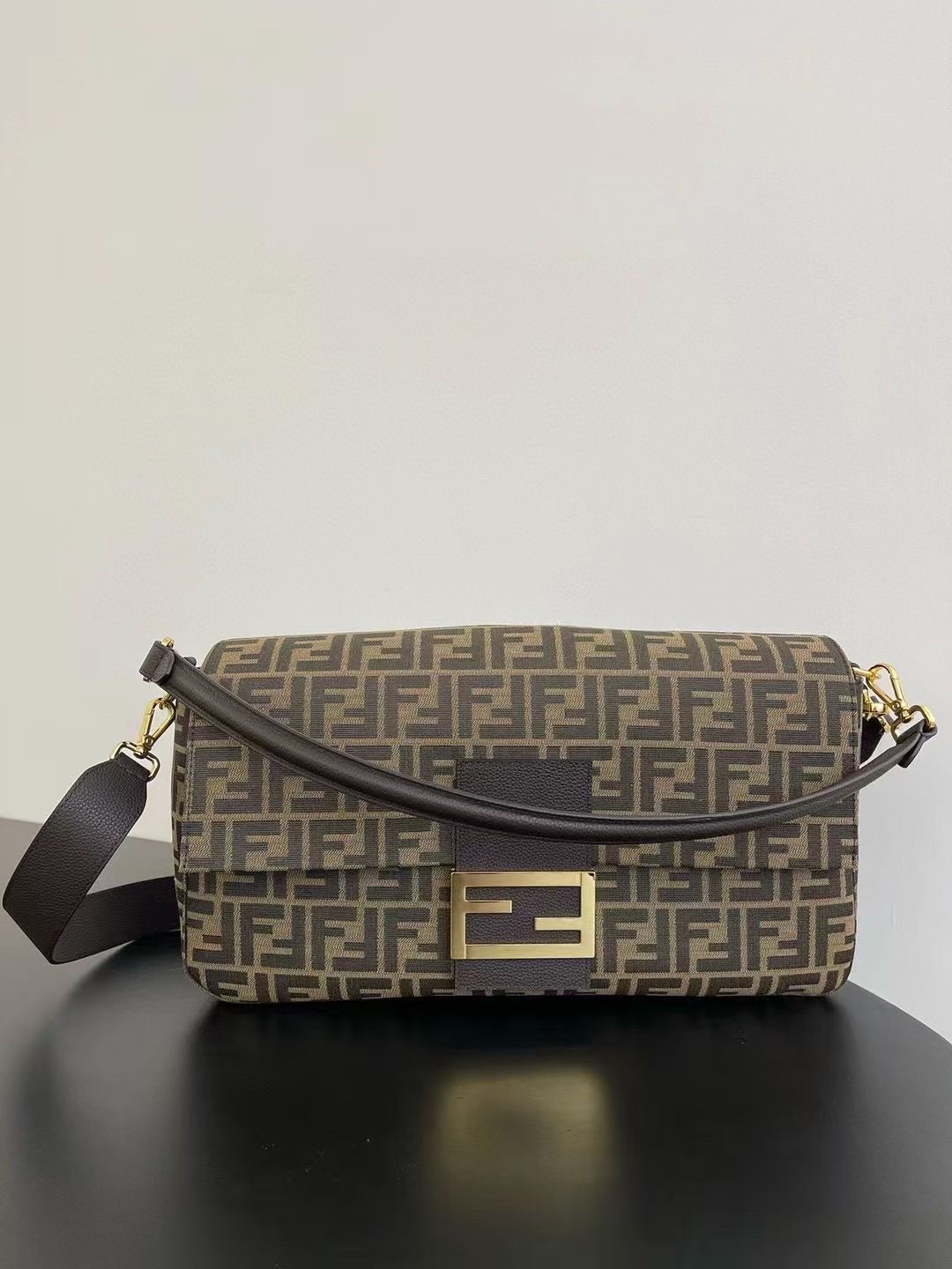 [TOP] FENDI FF Baguette Bag 40x8x22cm - Brown