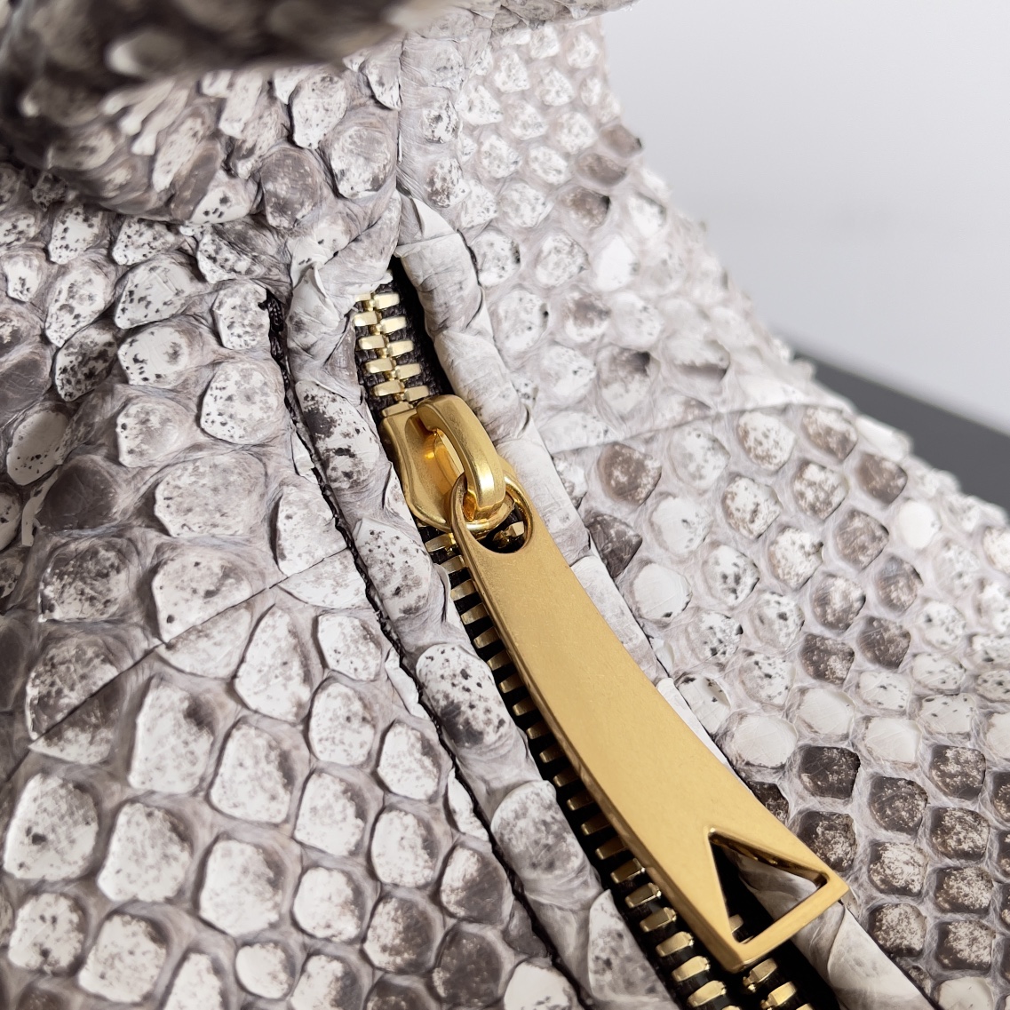 [TOP] Bottega Veneta BV Jodie Bag Python Leather Bag 23 cm