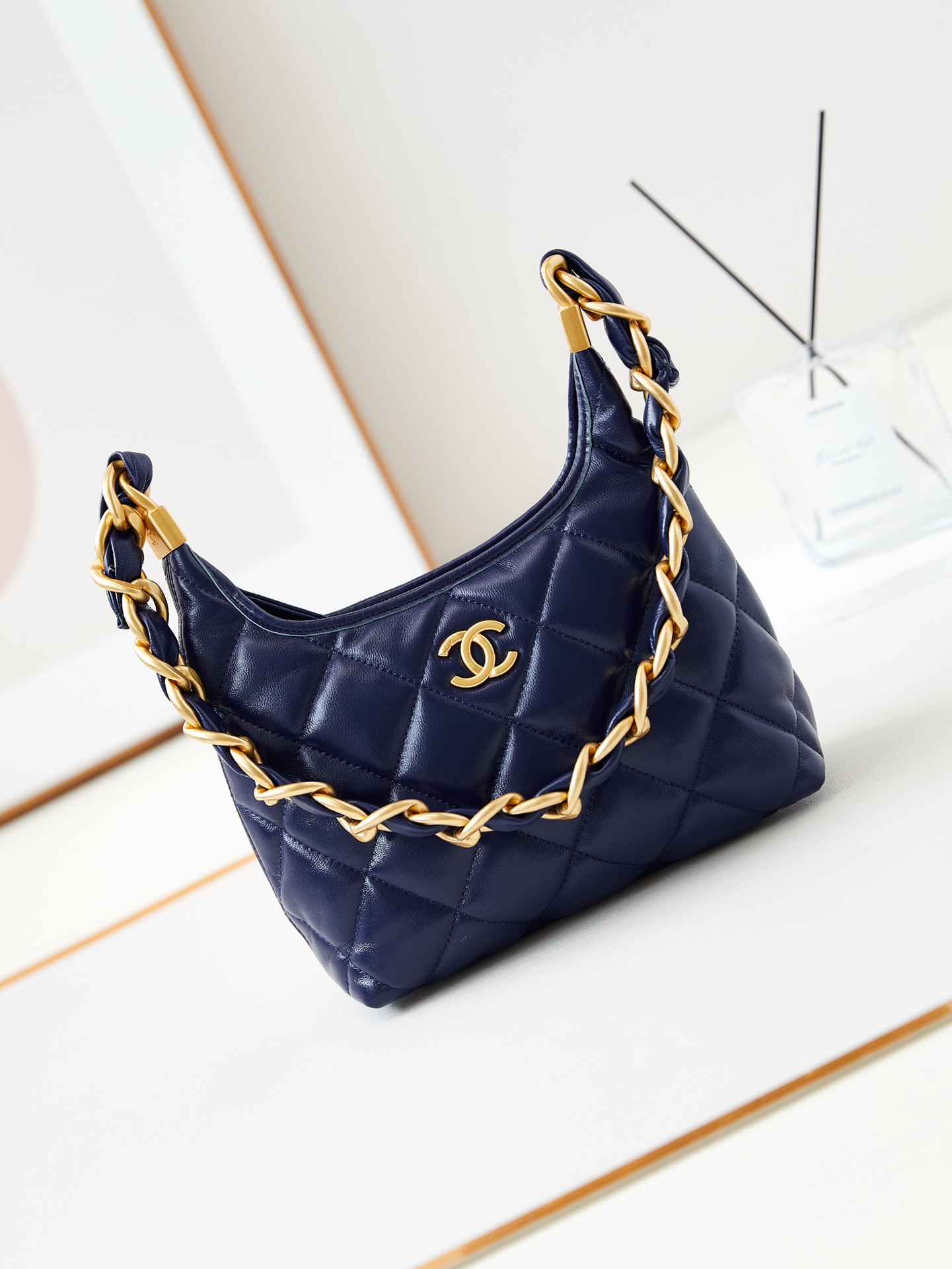 [TOP] CHANEL Waxed Lambskin Hobo Bag 22.5x19.5x8.5cm/29x32x10cm - 2 Color