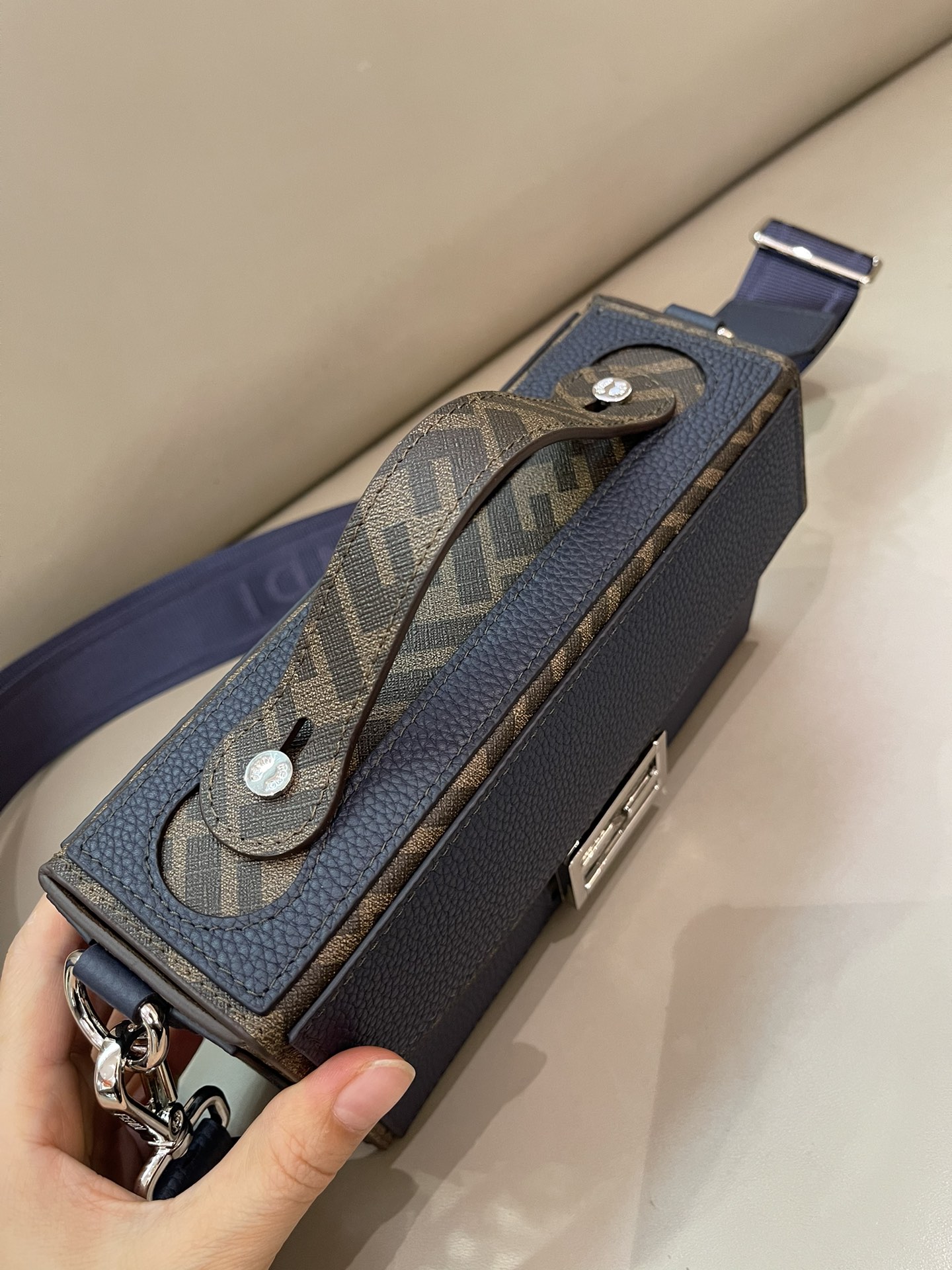 [TOP] FENDI Box Bag 22x13x6.5cm - Navy Blue