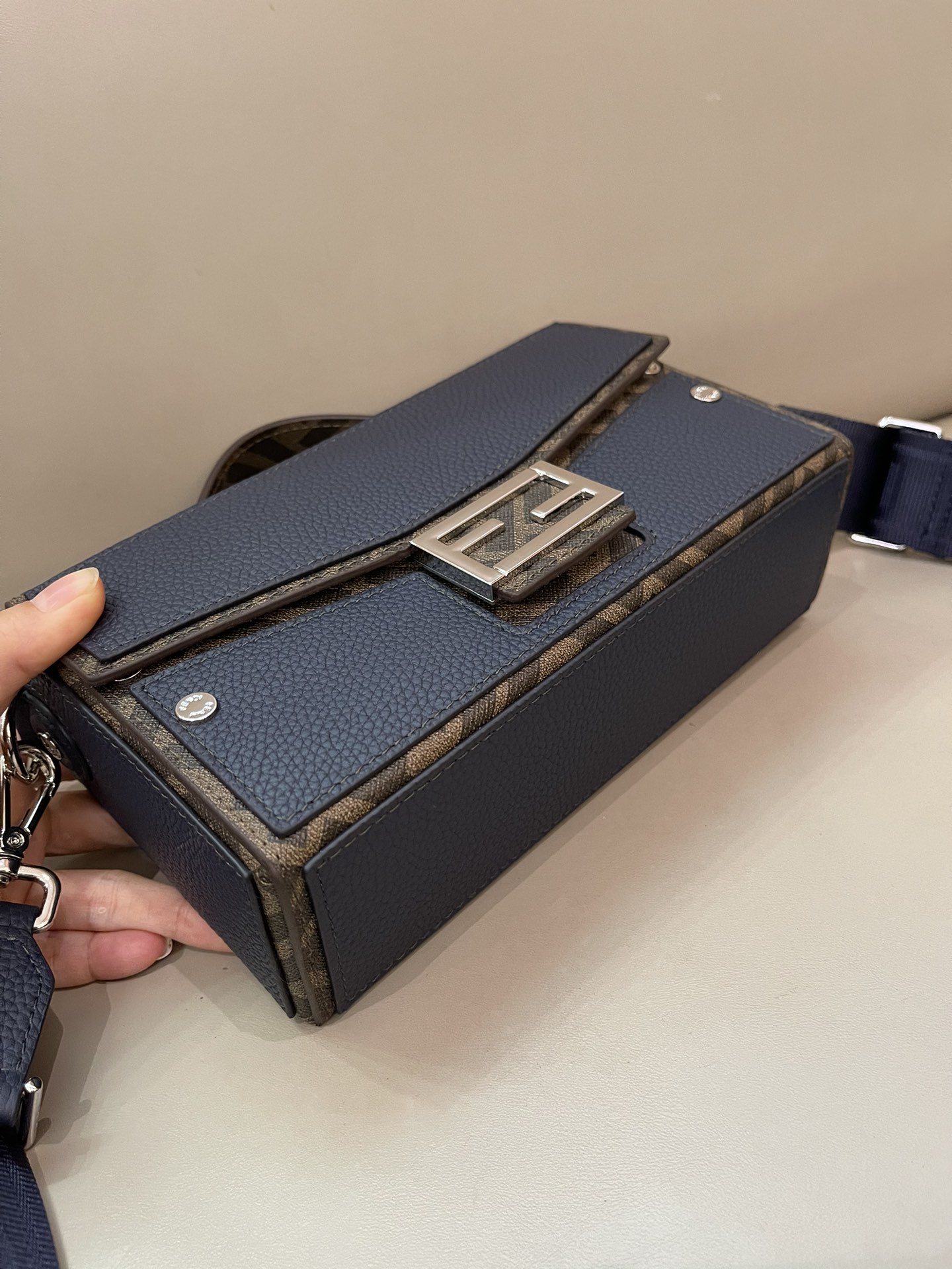 [TOP] FENDI Box Bag 22x13x6.5cm - Navy Blue