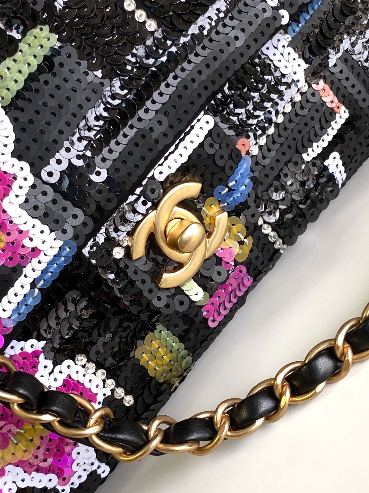 [TOP] CHANEL Flap Bag with Embroidered Satin Sequins 25cm - Black