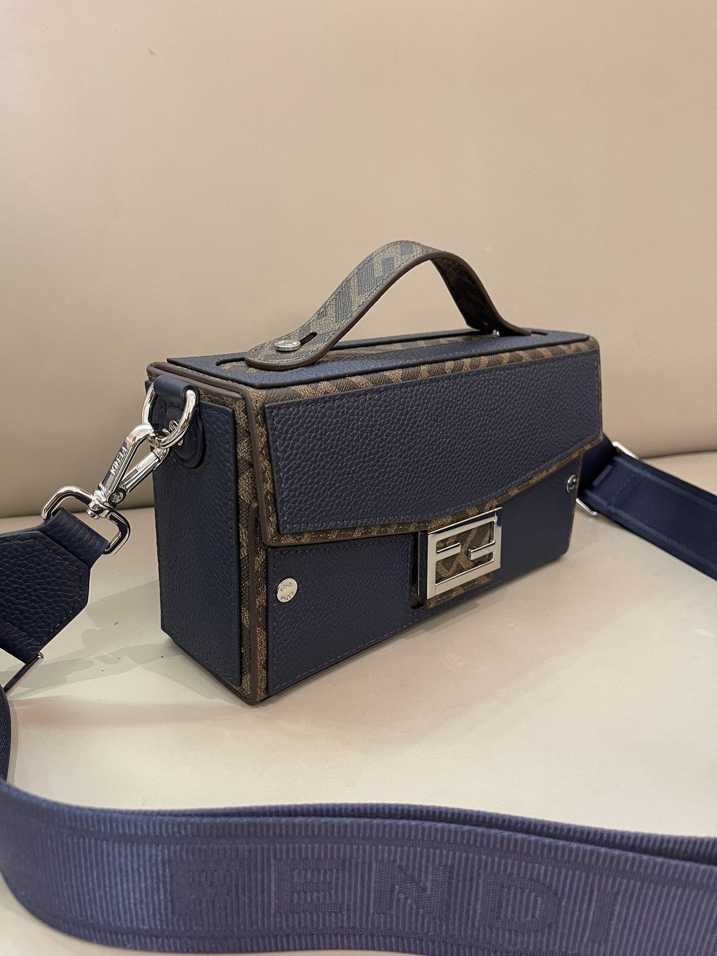 [TOP] FENDI Box Bag 22x13x6.5cm - Navy Blue