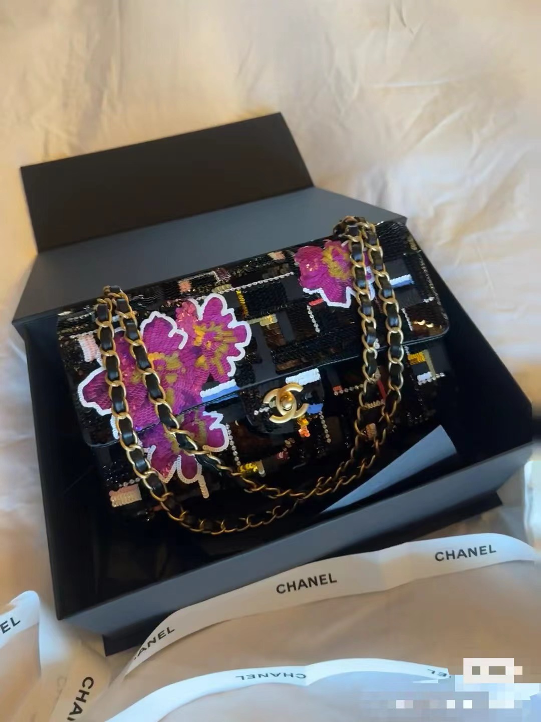 [TOP] CHANEL Flap Bag with Embroidered Satin Sequins 25cm - Black