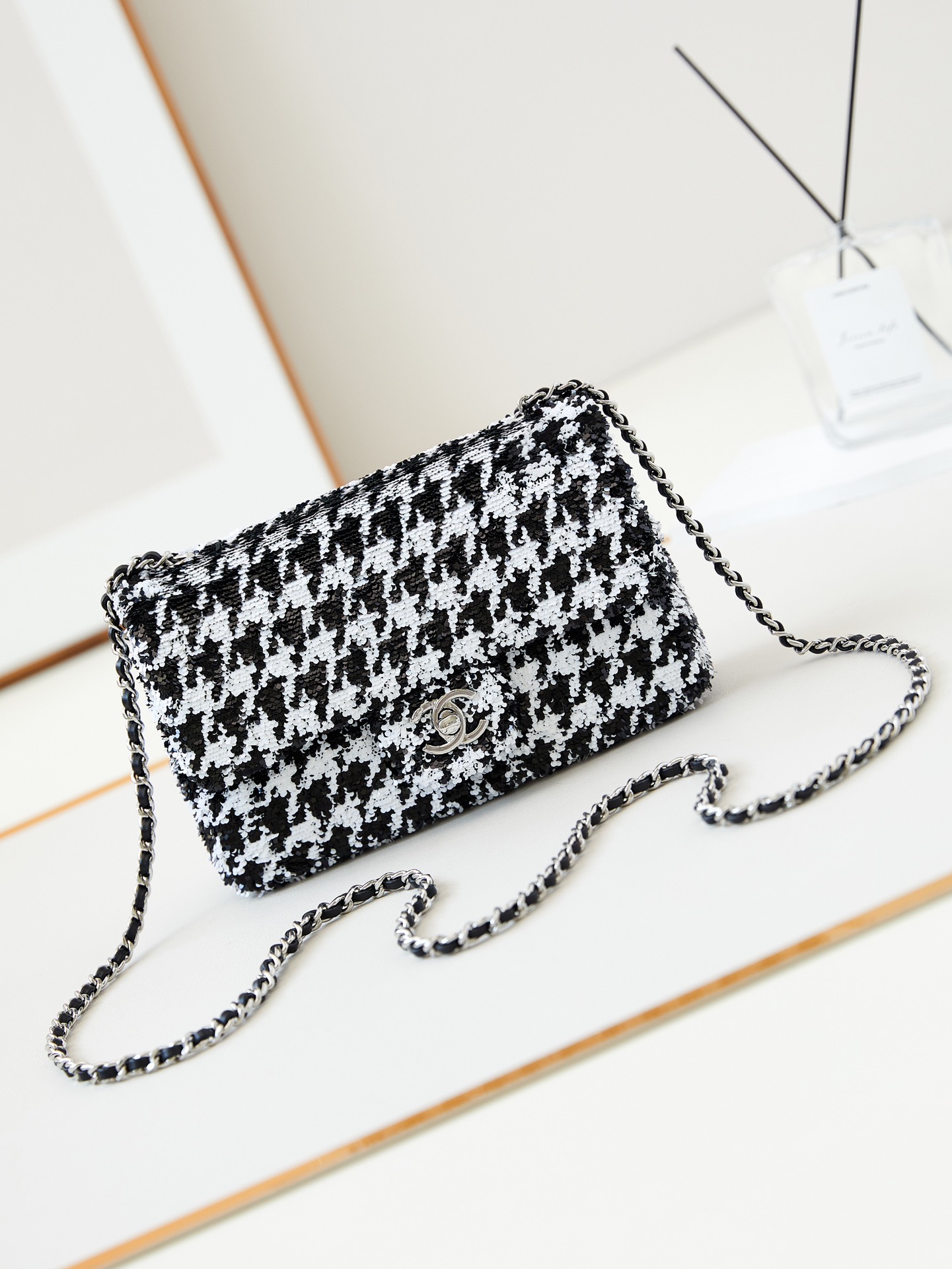 [TOP] CHANEL Flap Bag with Houndstooth Beads 13x21x8cm