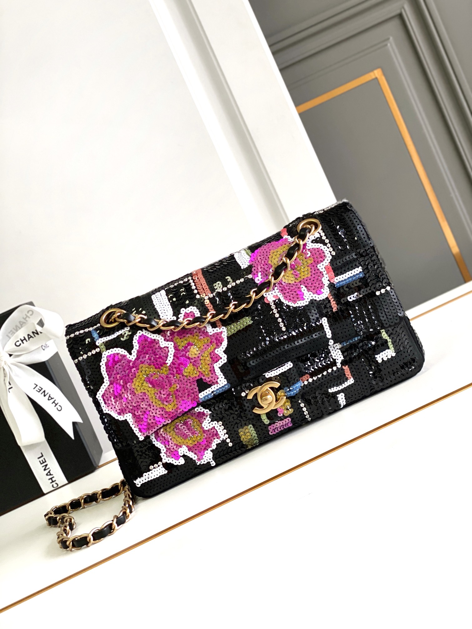 [TOP] CHANEL Flap Bag with Embroidered Satin Sequins 25cm - Black