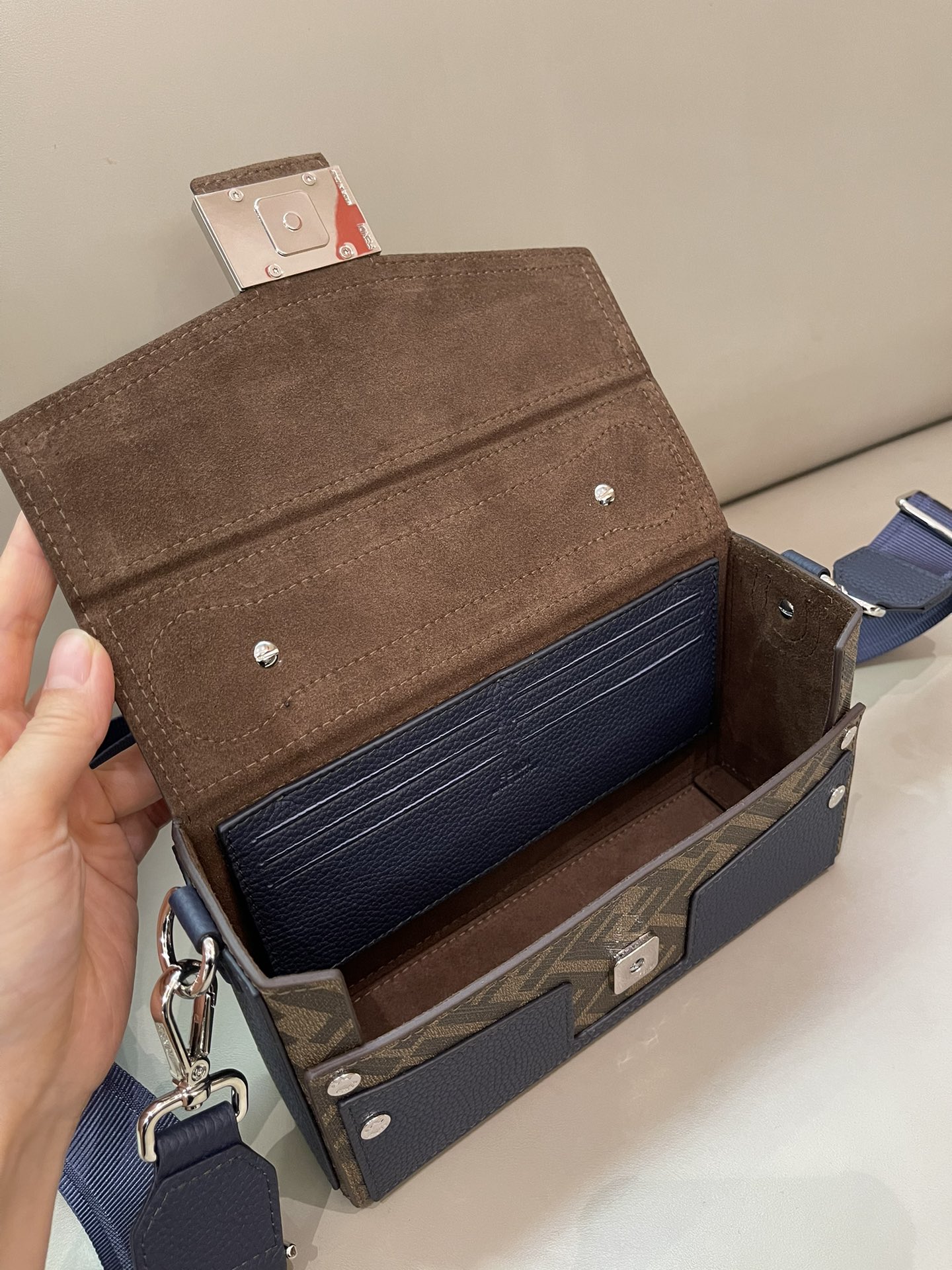 [TOP] FENDI Box Bag 22x13x6.5cm - Navy Blue