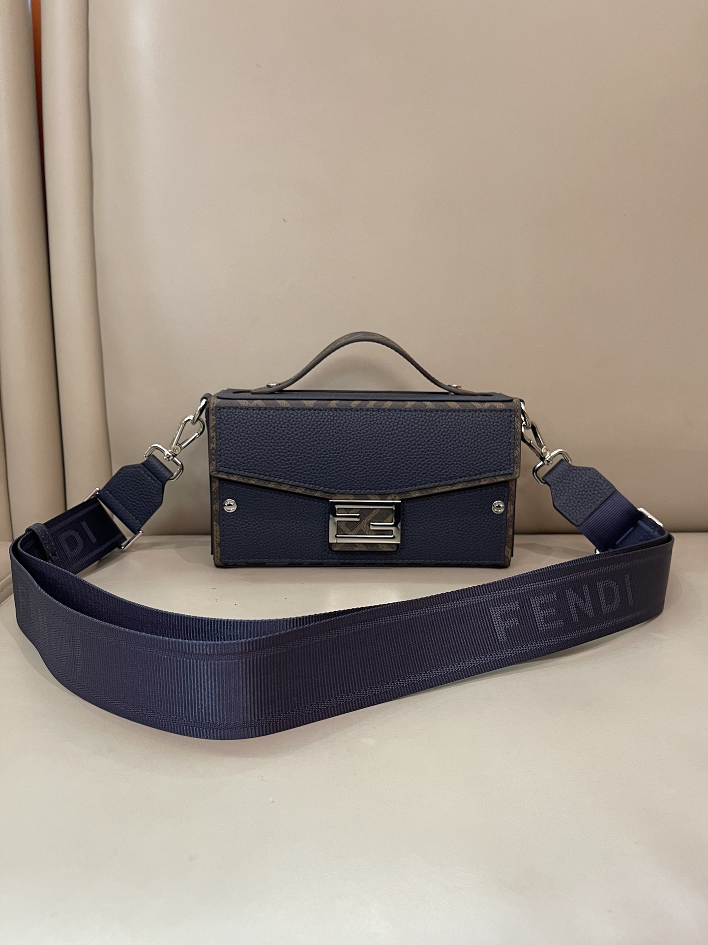 [TOP] FENDI Box Bag 22x13x6.5cm - Navy Blue