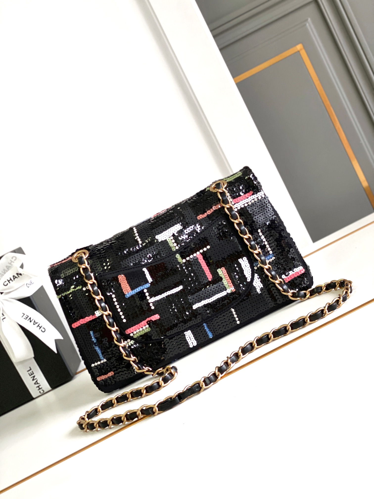 [TOP] CHANEL Flap Bag with Embroidered Satin Sequins 25cm - Black