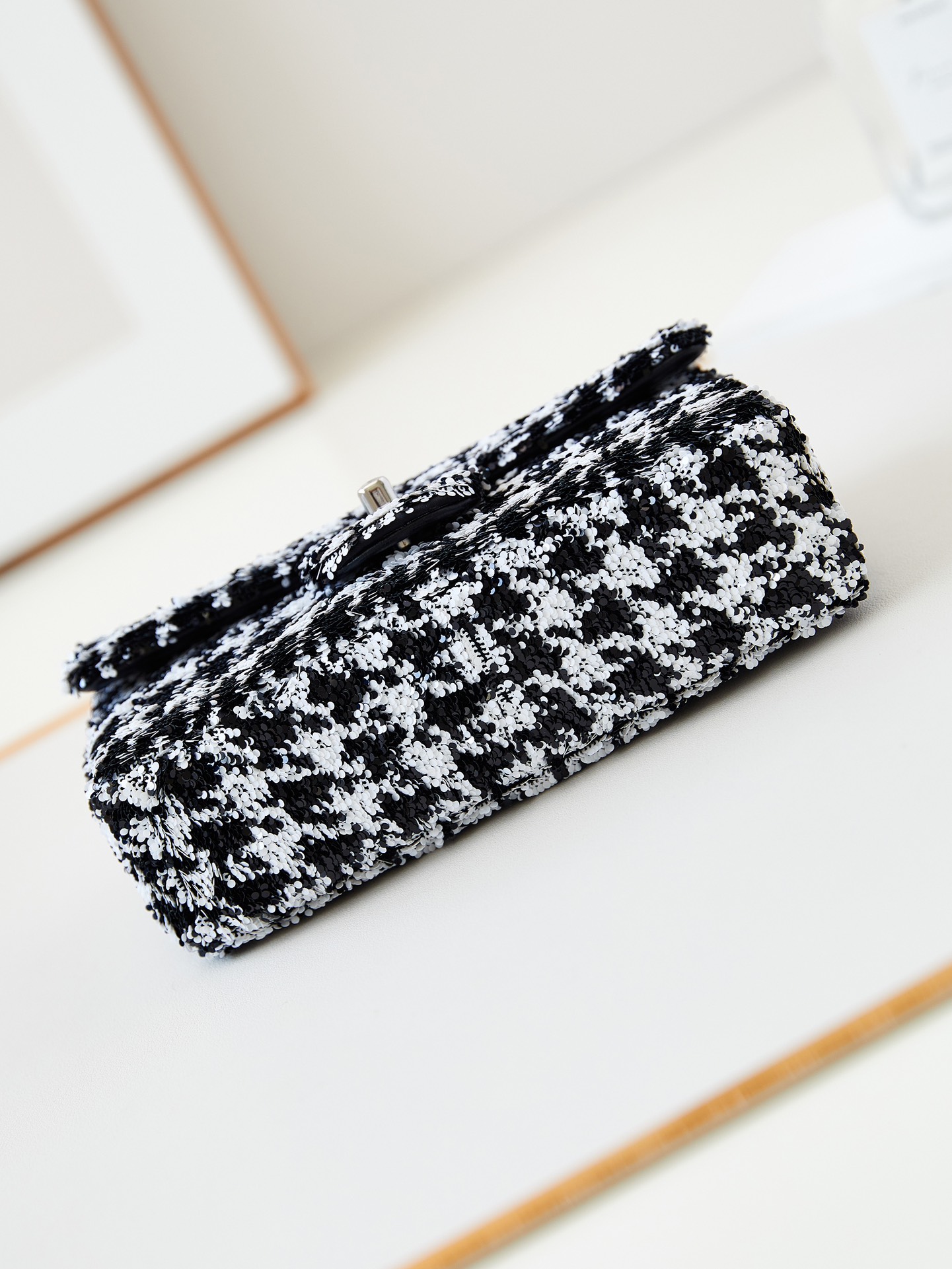 [TOP] CHANEL Flap Bag with Houndstooth Beads 13x21x8cm