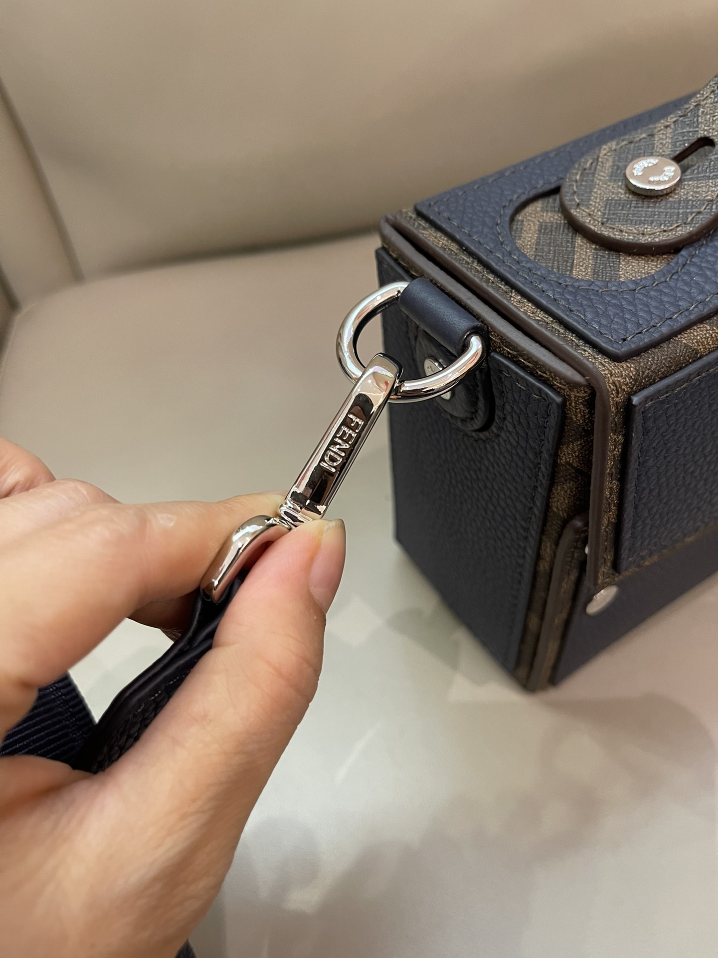 [TOP] FENDI Box Bag 22x13x6.5cm - Navy Blue