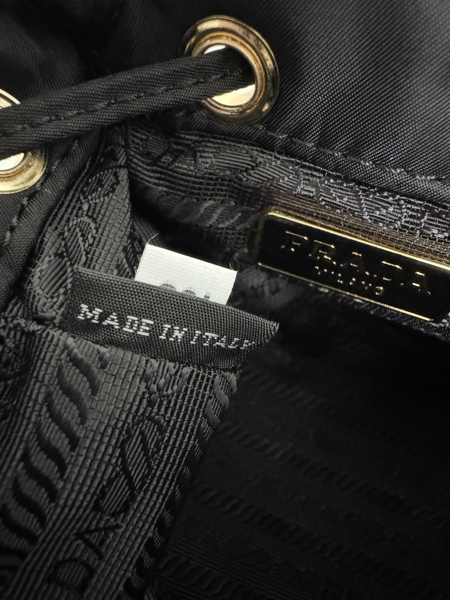 [TOP] PRADA Re-Nylon Mini-Pouch 10 x 12 x 7 cm- Black