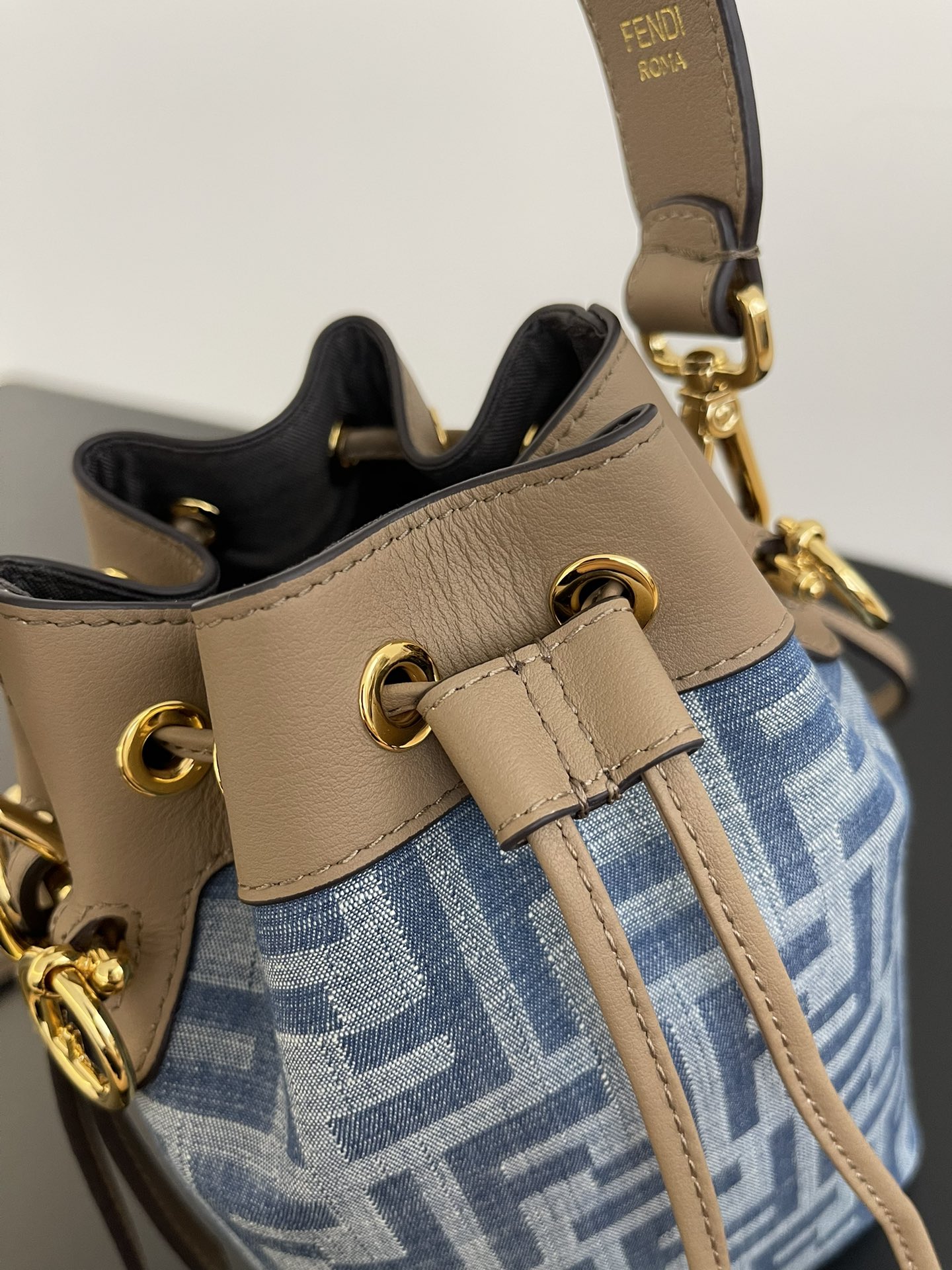 [TOP] FENDI Mon Tresor Bucket Bag 18x12x10cm - Denim