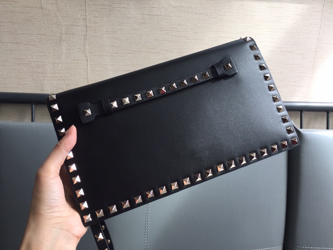 [TOP] VALENTINO Rockstud Clutch Bag 28×16×5 cm-2 Colors