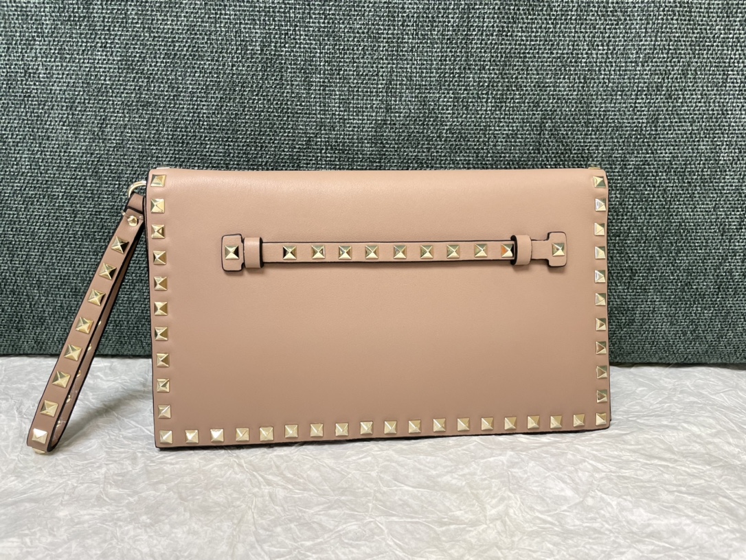 [TOP] VALENTINO Rockstud Clutch Bag 28×16×5 cm-2 Colors