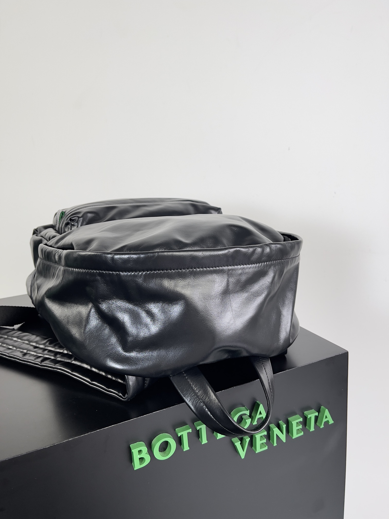 [TOP] Bottega Veneta BV Men's Cowhide Backpack - Black