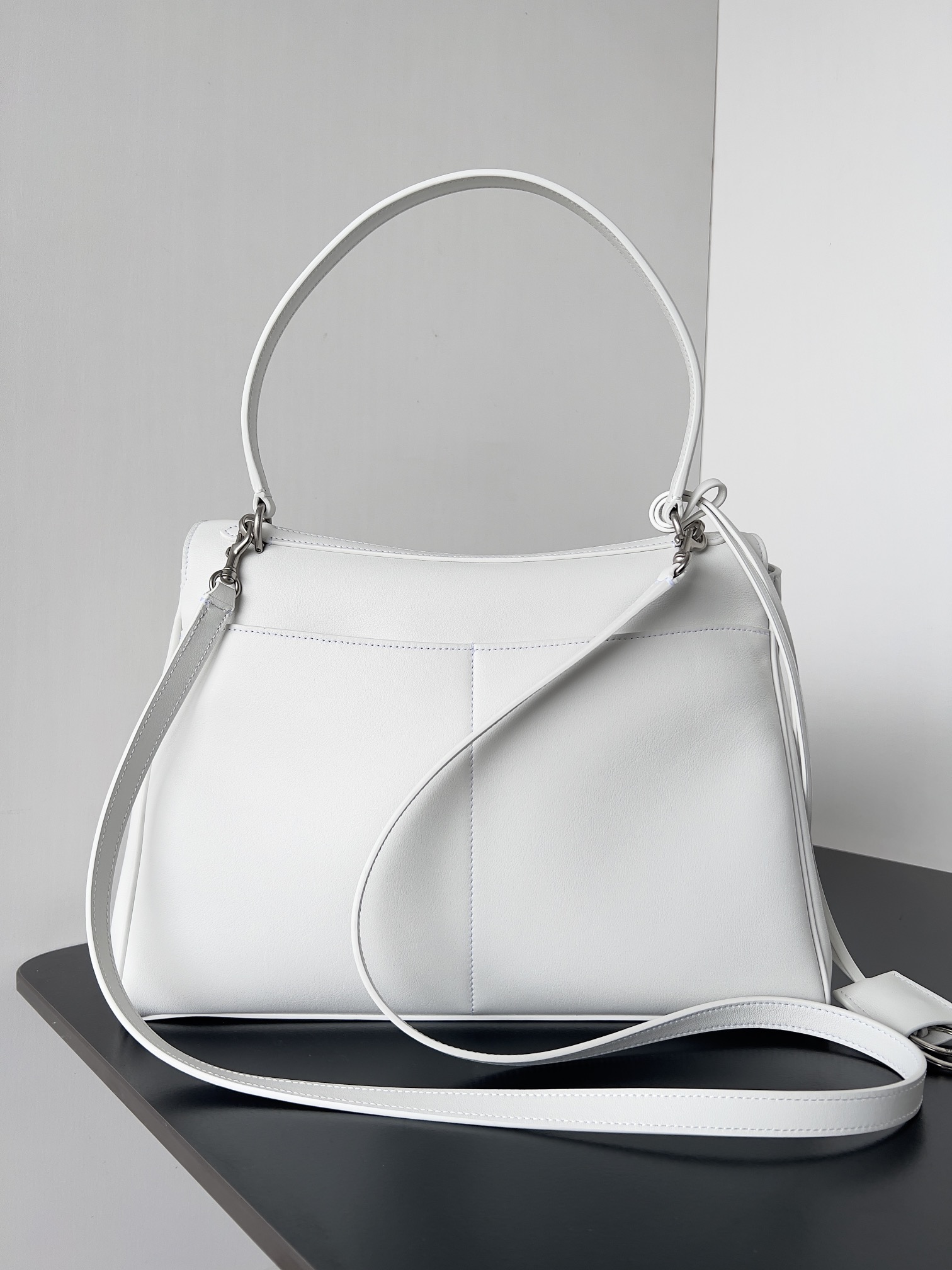[TOP] BALENCIAGA Rodeo Bag  22.8 x 9.9 x 8.3 cm/28.9 x 20 x 9.9 cm/35 x 23.3 x 10.9 cm/39.8 x 29.9 x 12.9 cm - White&SHW