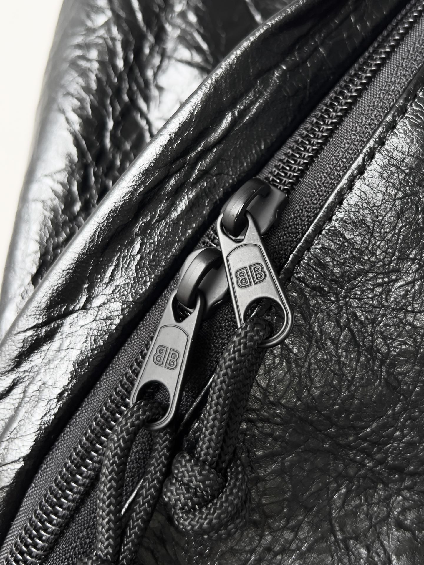 [TOP] BALENCIAGA Explorer Leather Backpack 34.8 x 47 x 19.8 cm-Black