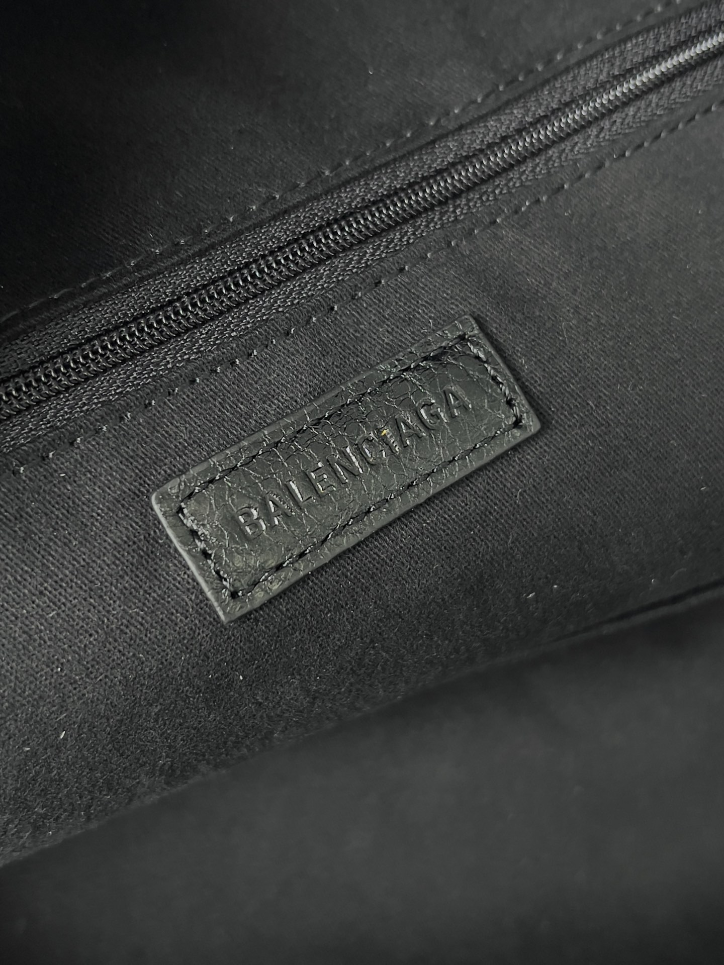 [TOP] BALENCIAGA Explorer Leather Backpack 34.8 x 47 x 19.8 cm-Black