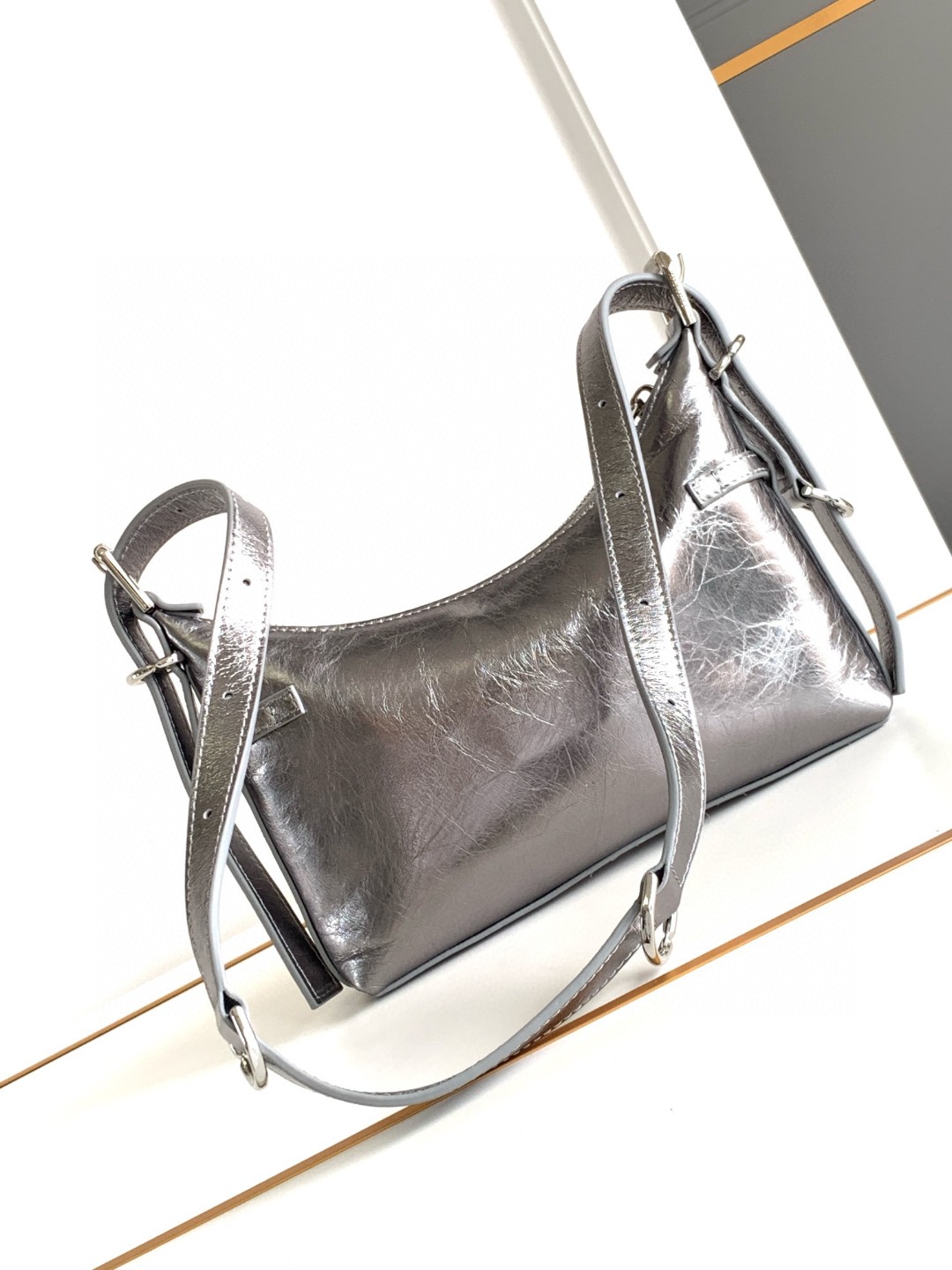 [Top] GIVENCHY Voyou Mini Bag Lychee Pattern 24 x 18 x 3.5 cm -Sliver