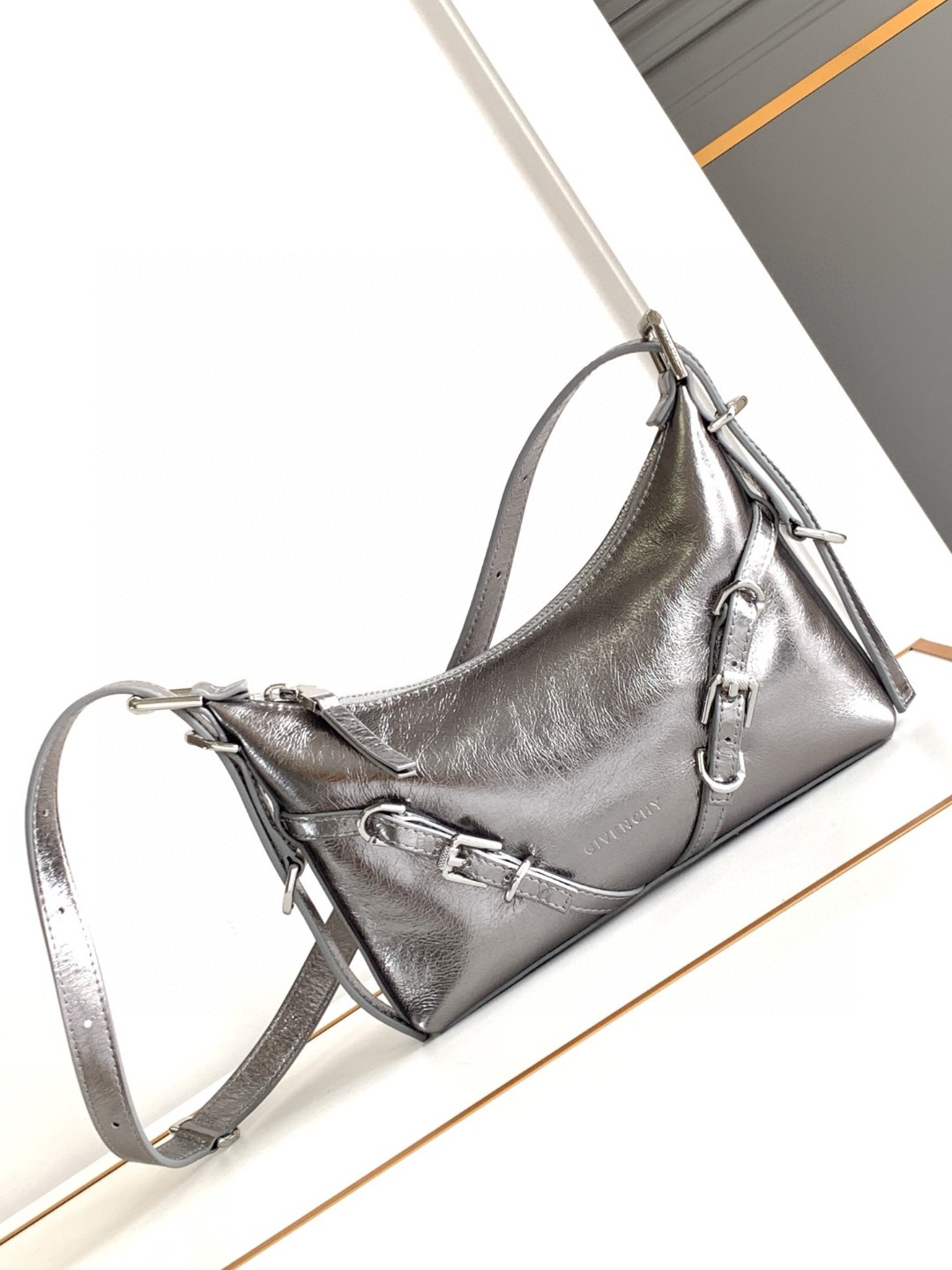 [Top] GIVENCHY Voyou Mini Bag Lychee Pattern 24 x 18 x 3.5 cm -Sliver
