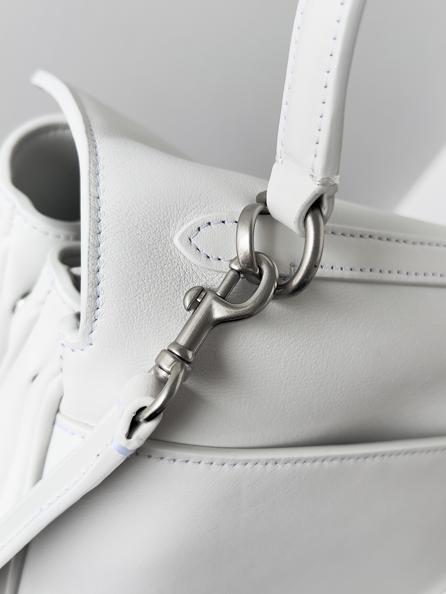 [TOP] BALENCIAGA Rodeo Bag  22.8 x 9.9 x 8.3 cm/28.9 x 20 x 9.9 cm/35 x 23.3 x 10.9 cm/39.8 x 29.9 x 12.9 cm - White&SHW