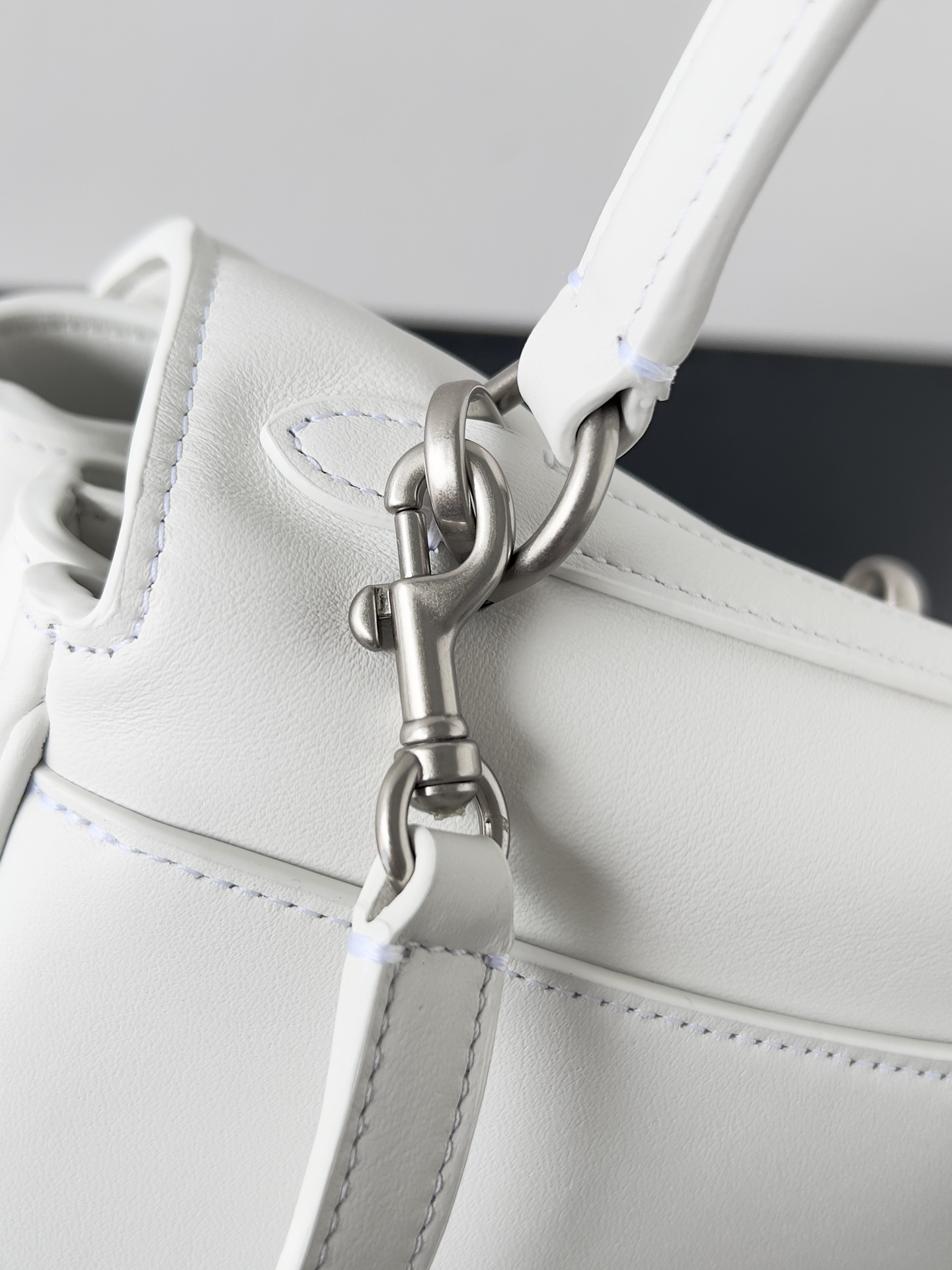 [TOP] BALENCIAGA Rodeo Bag  22.8 x 9.9 x 8.3 cm/28.9 x 20 x 9.9 cm/35 x 23.3 x 10.9 cm/39.8 x 29.9 x 12.9 cm - White&SHW