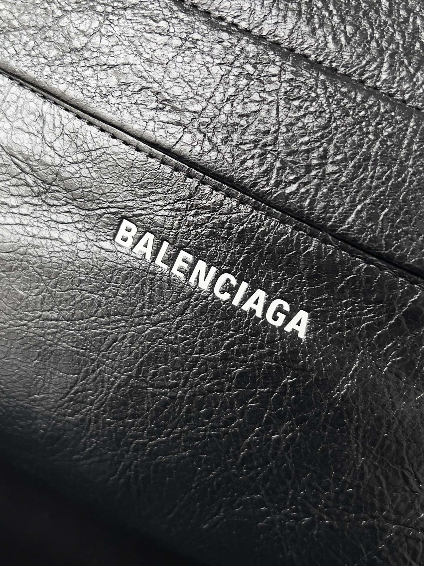 [TOP] BALENCIAGA Explorer Leather Backpack 34.8 x 47 x 19.8 cm-Black