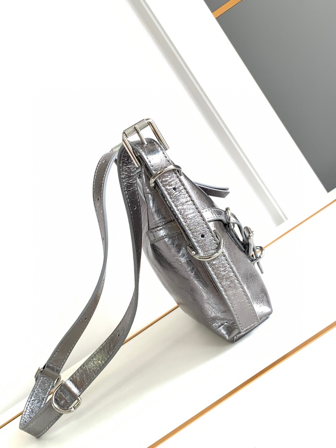 [Top] GIVENCHY Voyou Mini Bag Lychee Pattern 24 x 18 x 3.5 cm -Sliver