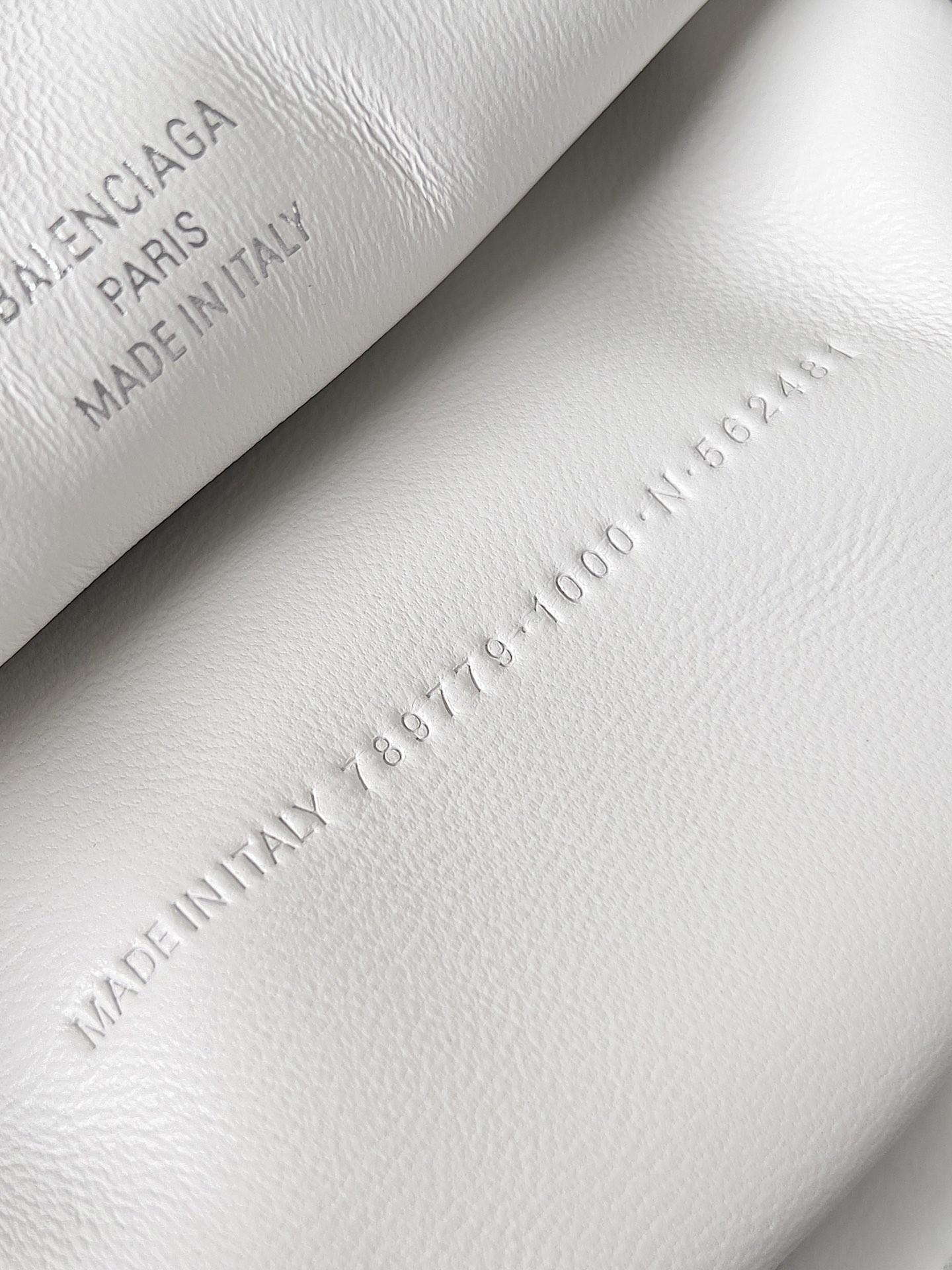 [TOP] BALENCIAGA Rodeo Bag  22.8 x 9.9 x 8.3 cm/28.9 x 20 x 9.9 cm/35 x 23.3 x 10.9 cm/39.8 x 29.9 x 12.9 cm - White&SHW