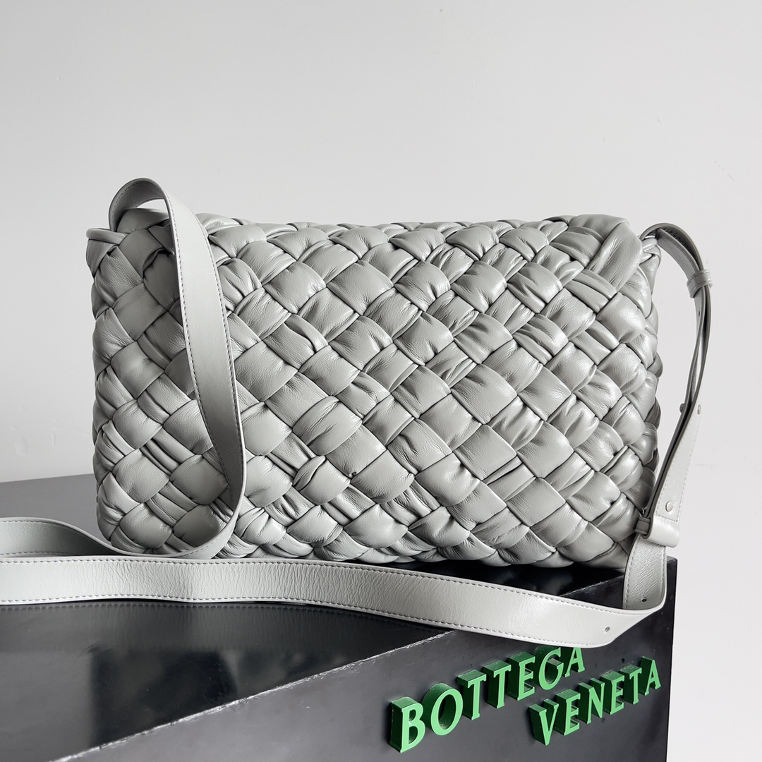 [TOP] Bottega Veneta BV Wrinkled Cowhide Woven Bag